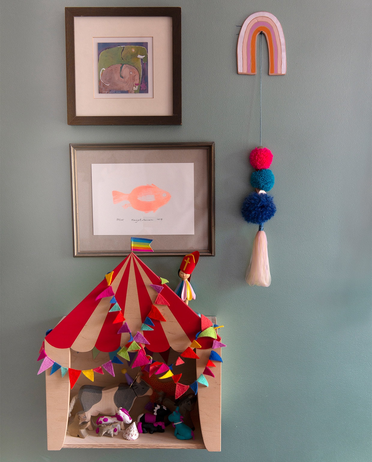Schilderijtje met olifanten gekocht in Thailand, regenboog Eloeil, kwast La Fête, vis Marije Tolman, circusplank UpWarsaw.
