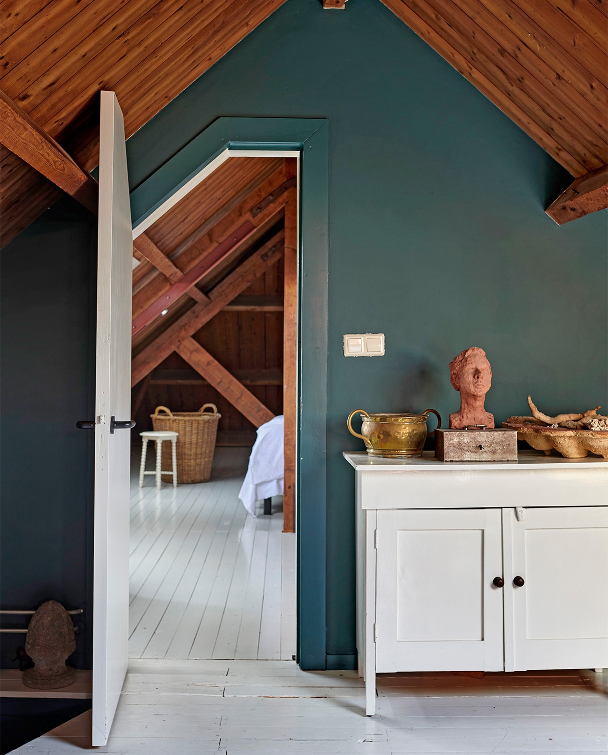 Muurverf Harley Green 312 van Little Greene. Dressoir en bollenmand cadeau gekregen. Beeld van Dini Bulterman. Geelkoperen vaas erfstuk. Kruk kringloop. Herkomst overig onbekend.