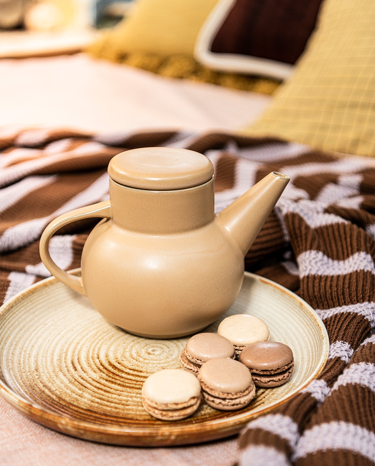 Theepot ceramic van HKliving. Bord HKliving