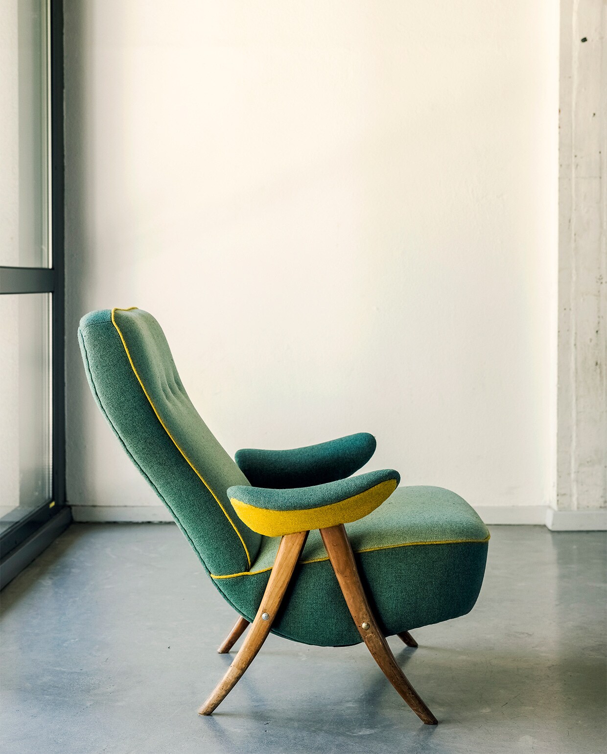 ‘Een Hairpin Chair van Theo Ruth, een Artifort-klassieker uit de jaren vijftig. Ik zag die stoel ooit en was op slag verliefd. Op een gegeven moment ben ik een paar meubels gaan verzamelen. Normaliter gaan ze weer terug naar de klant, waardoor ik nooit mijn werk kan laten zien – technieken, afwerking. Nu wel.’