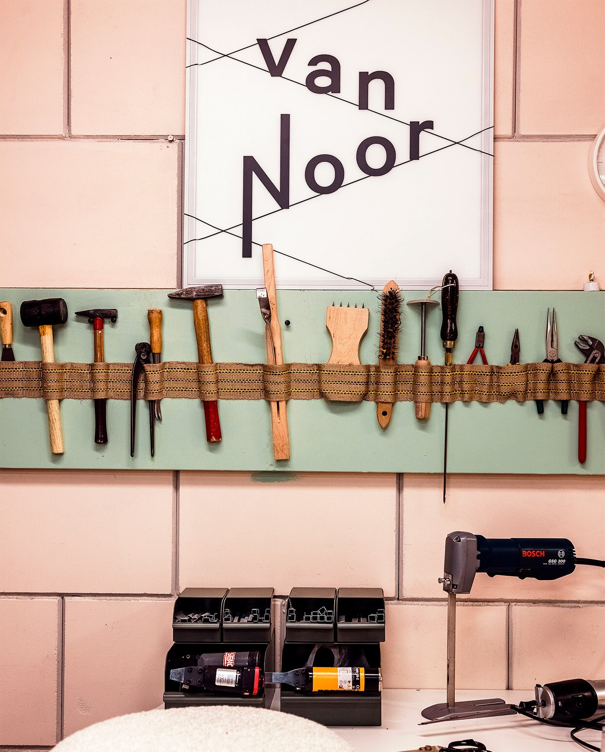 Aan wandrekken hangen honderden stalen stof van gerenommeerde merken als Kvadrat, Vescom en De Ploeg. Opvallend: ze zijn allemaal effen, aan dessins doet Noor niet. ‘Een patroon hoort niet bij jarenvijftigmeubels.’,