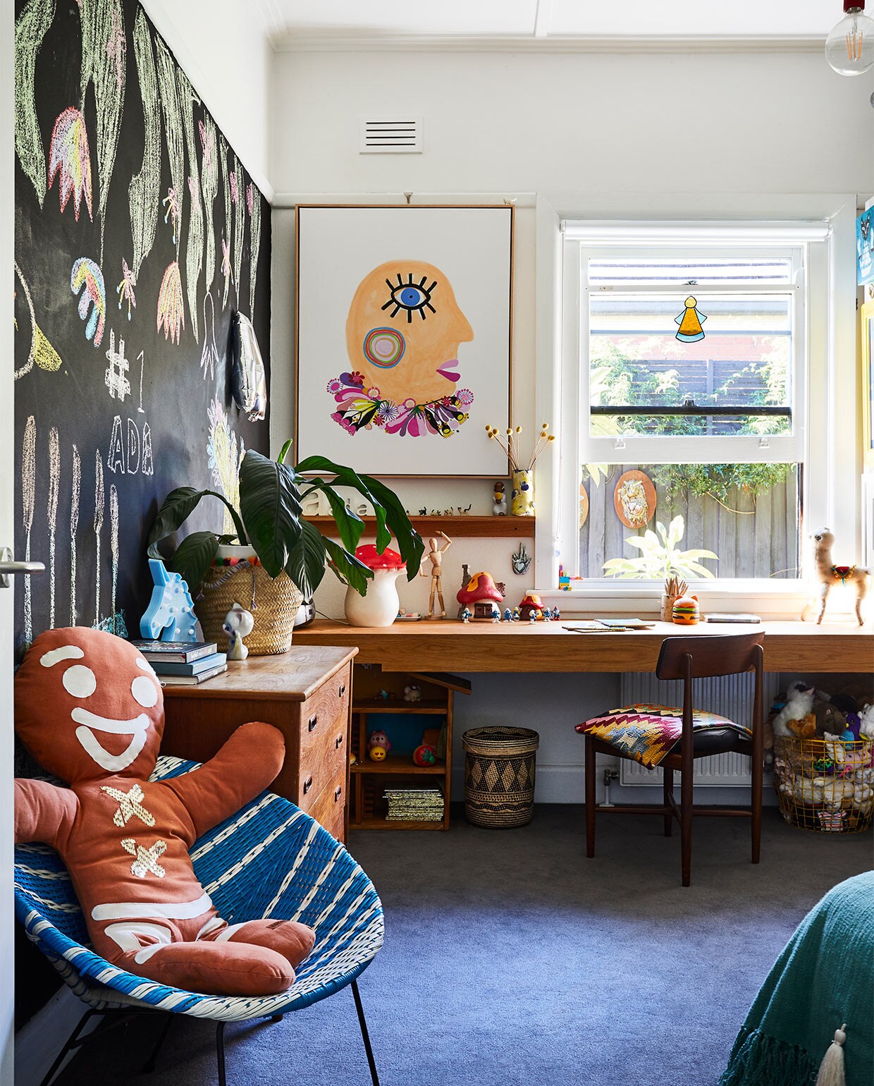 Schoolbordverf Haymes, afbeeldingen zelf gekrijt. Schilderij Sweet Cheeks van Madeleine. Dressoir en stoelen vintage. Koekeman-kussen Kip&amp;Co. Paddenstoelenlamp Heico.
