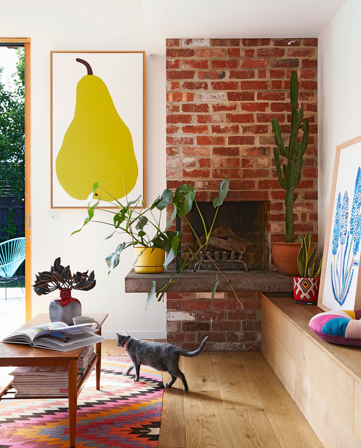 Zitzak Sage x Clare. Bank GlobeWest. Kleed meegenomen uit Turkije. Vintage salontafel eBay. Stoelen gekocht via Gumtree en opgeknapt door Madeleine. Peer-kunstwerk gemaakt van Marimekko-stof.