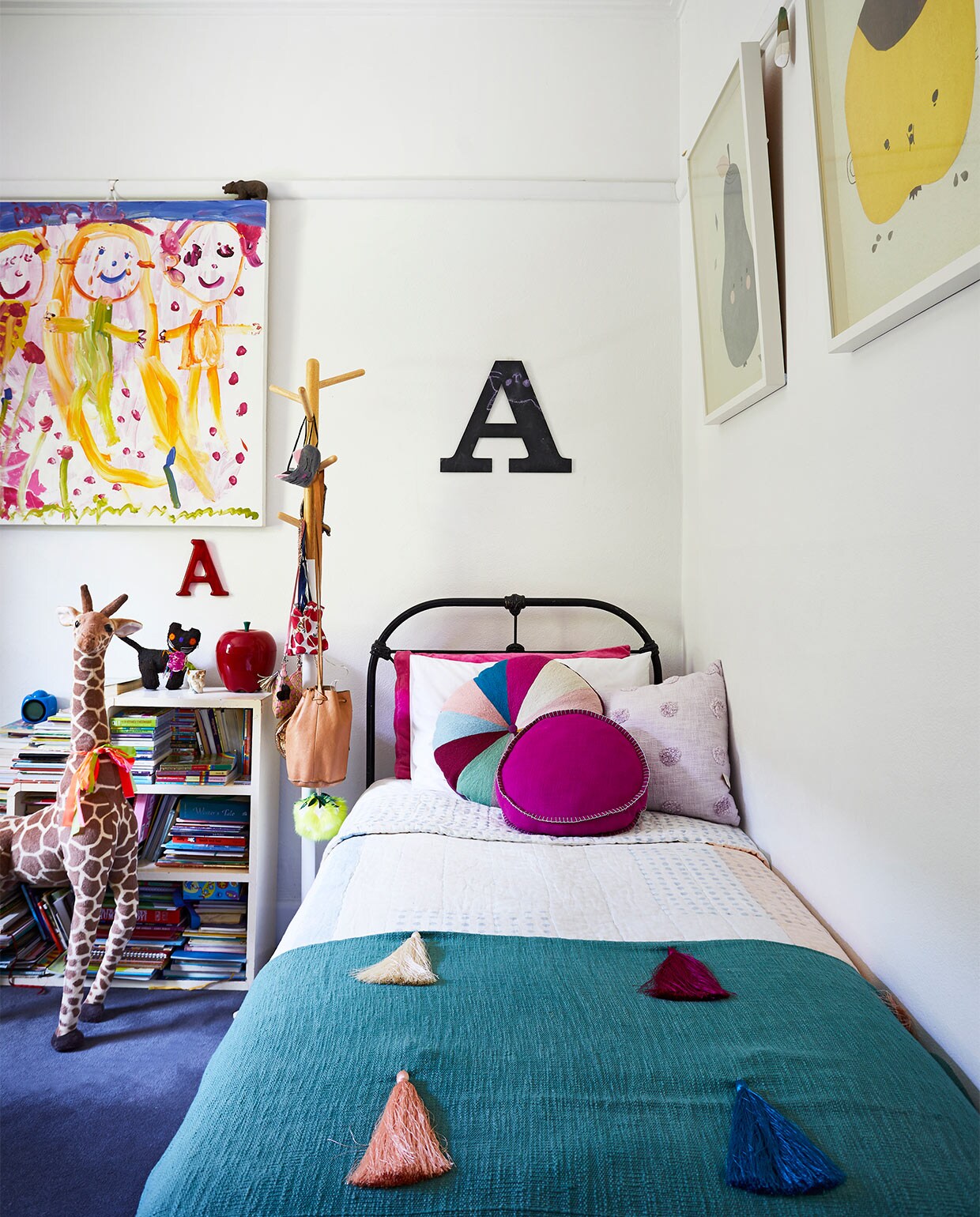Kussens en sprei Sage x Clare. Giraffe cadeau gekregen. Familieportret gemaakt door Ada. Ingelijste afbeeldingen van Elizabeth Dunker.