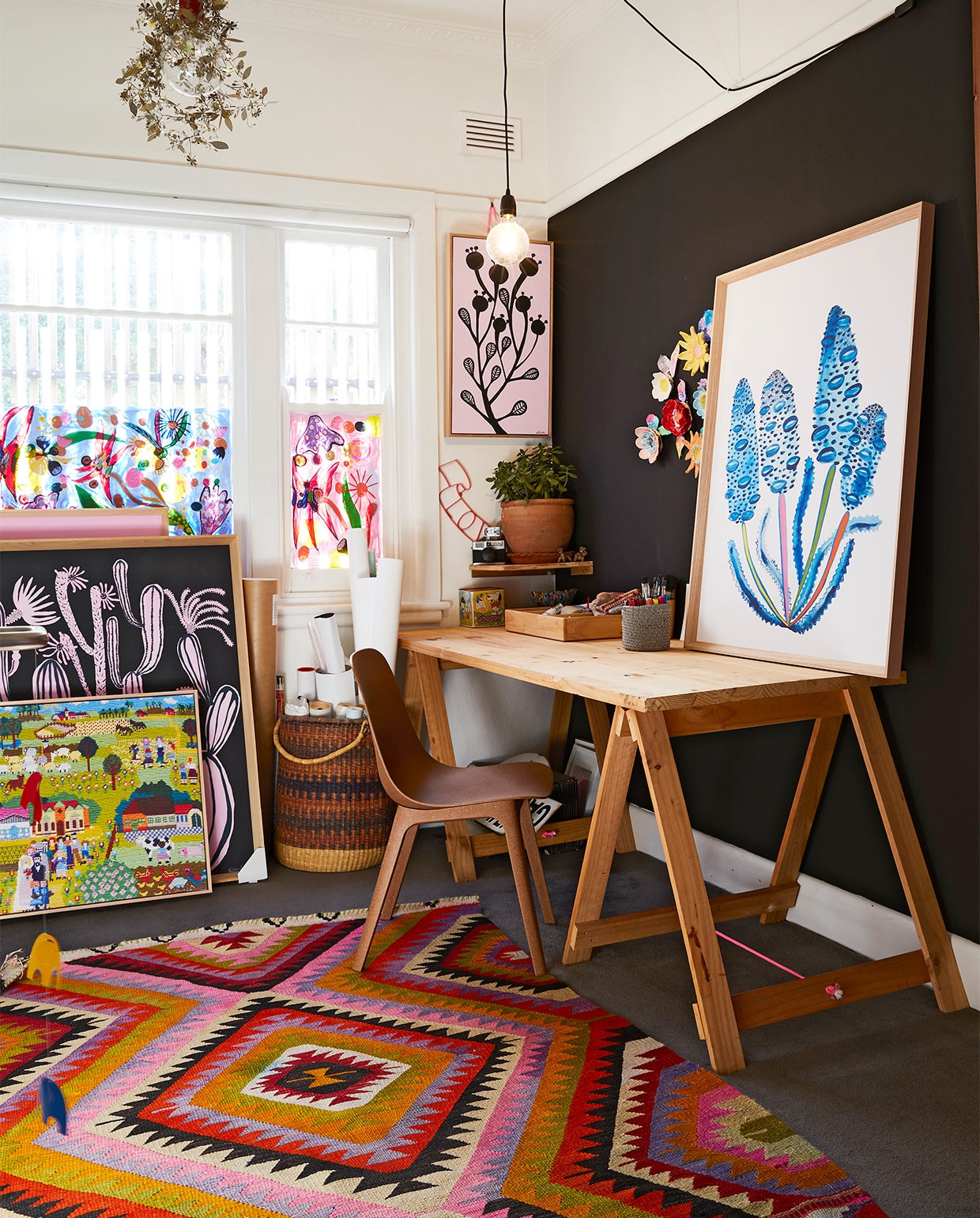 Madeleines atelier bevindt zich aan de voorkant van het huis. Bureau via eBay. Stoel Odger Ikea. Het ingelijste handwerklandschap is gemaakt door Madeleines moeder, andere kunstwerken van Madeleine zelf. Overig onbekend.