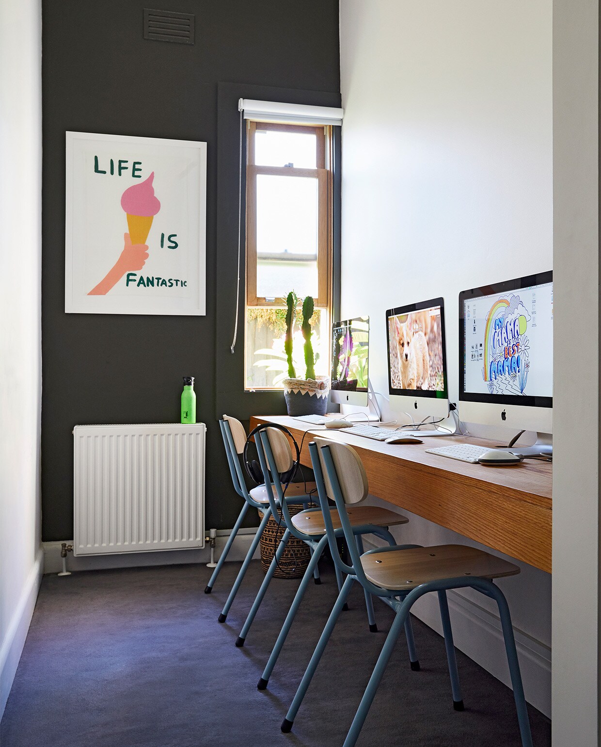 Karl en Madeleine werken allebei vanuit huis. Ingelijste theedoek van David Shrigley. Stoelen Industria X.