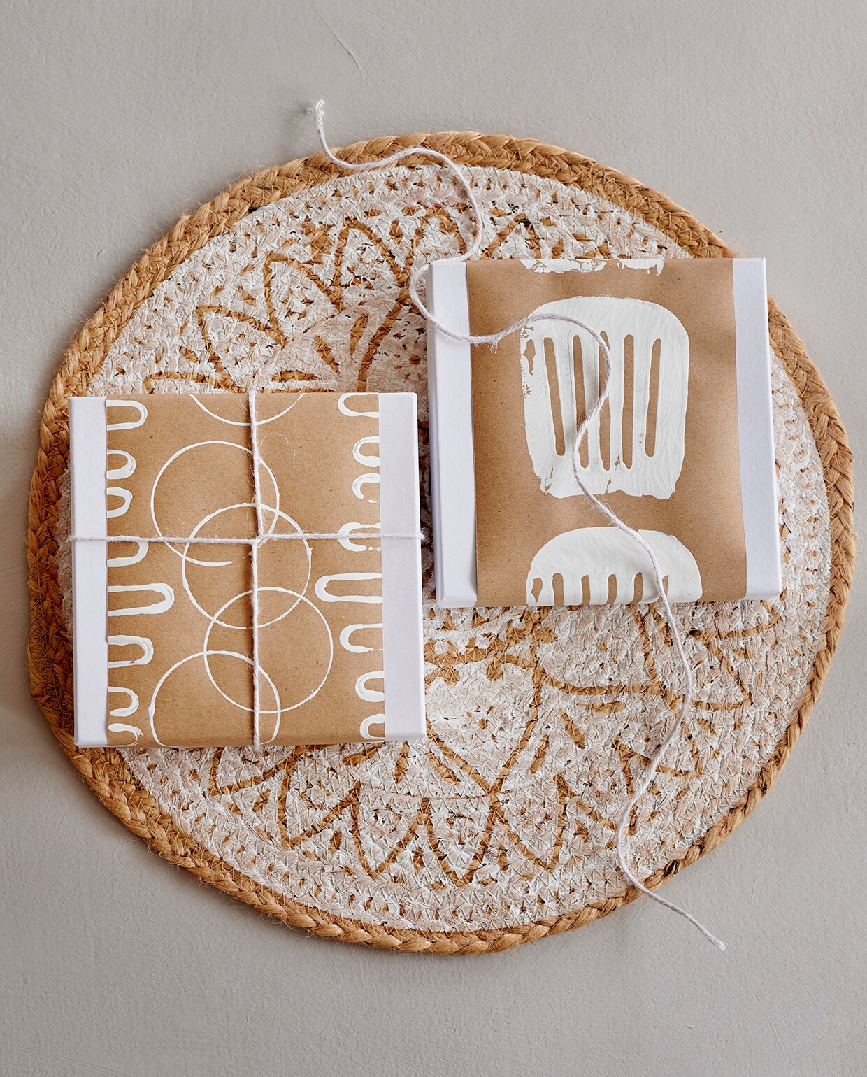 Juten placemat (shop.onlynatural.nl). Witte textielverf 100 ml (pipoos.com).