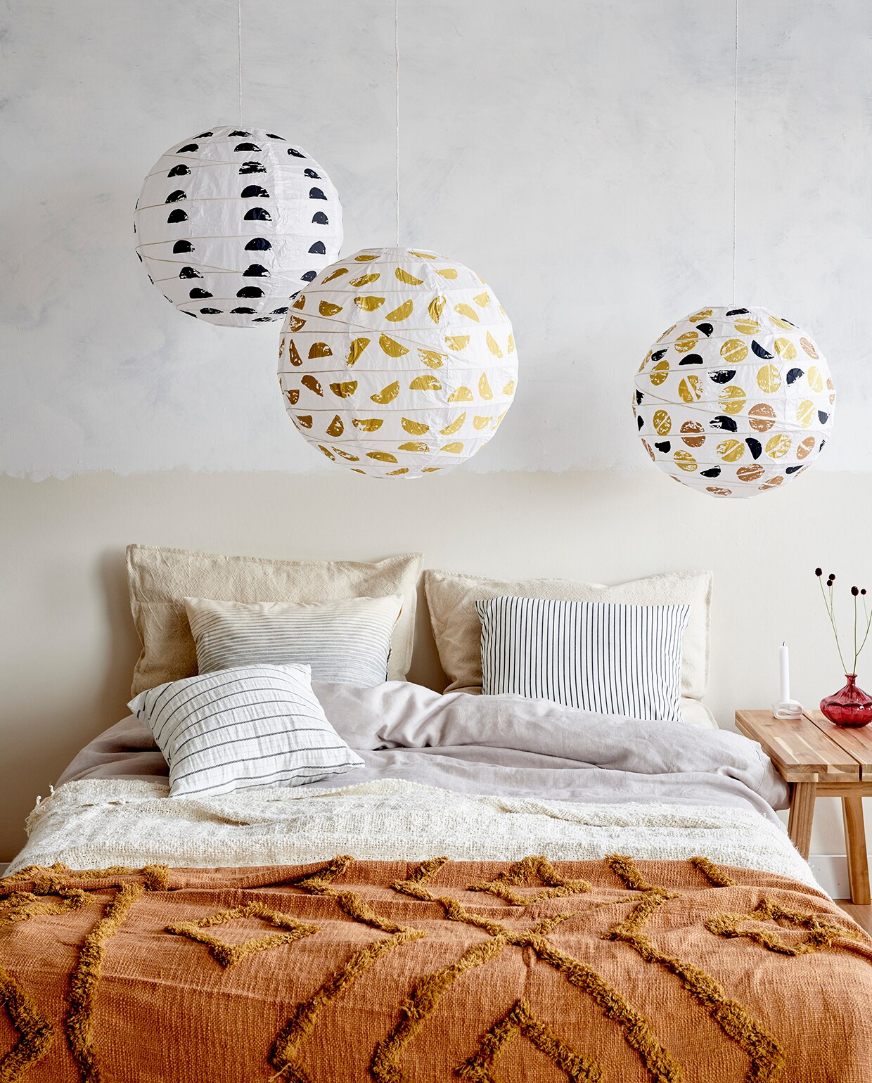 Papieren lampenkap. Bankje, vaas, gestreepte kussens, kussenhoezen, vulkussens (ikea.nl). Grijs dekbedovertrek (hm.com). Linnen plaid, roestbruine plaid (wonenmetlef.nl). Overige privébezit.