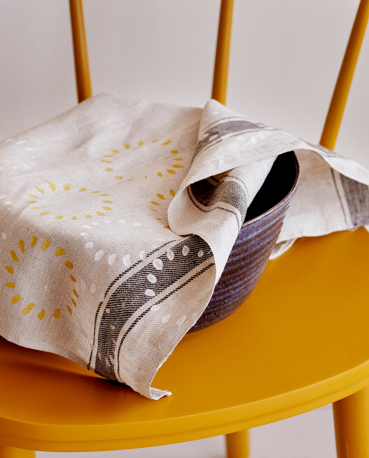 Eetkamerstoel Omtänksam (ikea.nl). Overige privébezit.