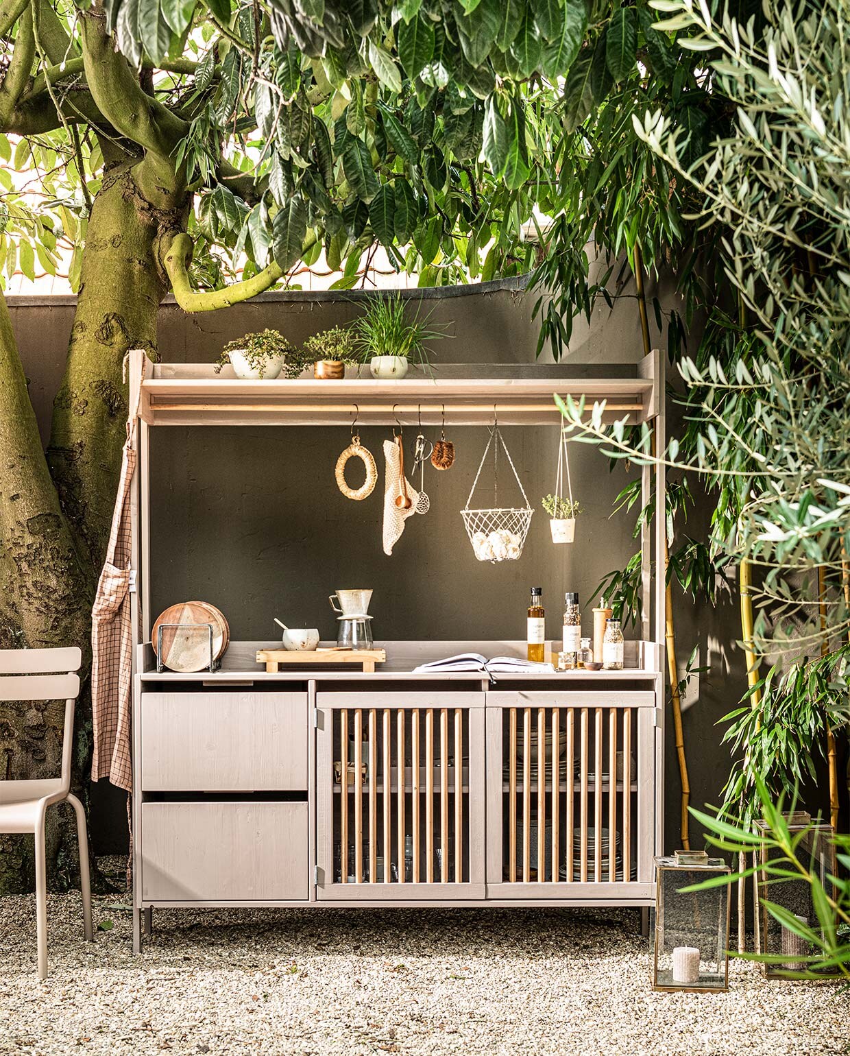 Aluminium outdoor lounge sofa Olive, kussens outdoor lounge sofa set brown (hkliving.nl). Antieke lantaarn ML (nordal.eu). Brass S-hook, bruin geruit schort, acaciahouten borden, metalen bordenhouder, hanging basket, keramieken koffietrechter, glazen kan, beige gebreide pannenlap Mynte, fles olijfolie, fles peper, flesje kruidenpastamix, gouden salt spoon, klein acaciahouten schaaltje (iblaursen.nl). Houten dienbladBon van Ferm Living (flinders.nl). Acaciahouten kom van Serax (vtwonen.nl). Chinees fonduenetje, roestvrijstaal, ronde onderzetter zeegras, kleine glazen pot met facetten en gouden deksel, glazen apothekerspot (dille-kamille.nl). Overig privébezit.