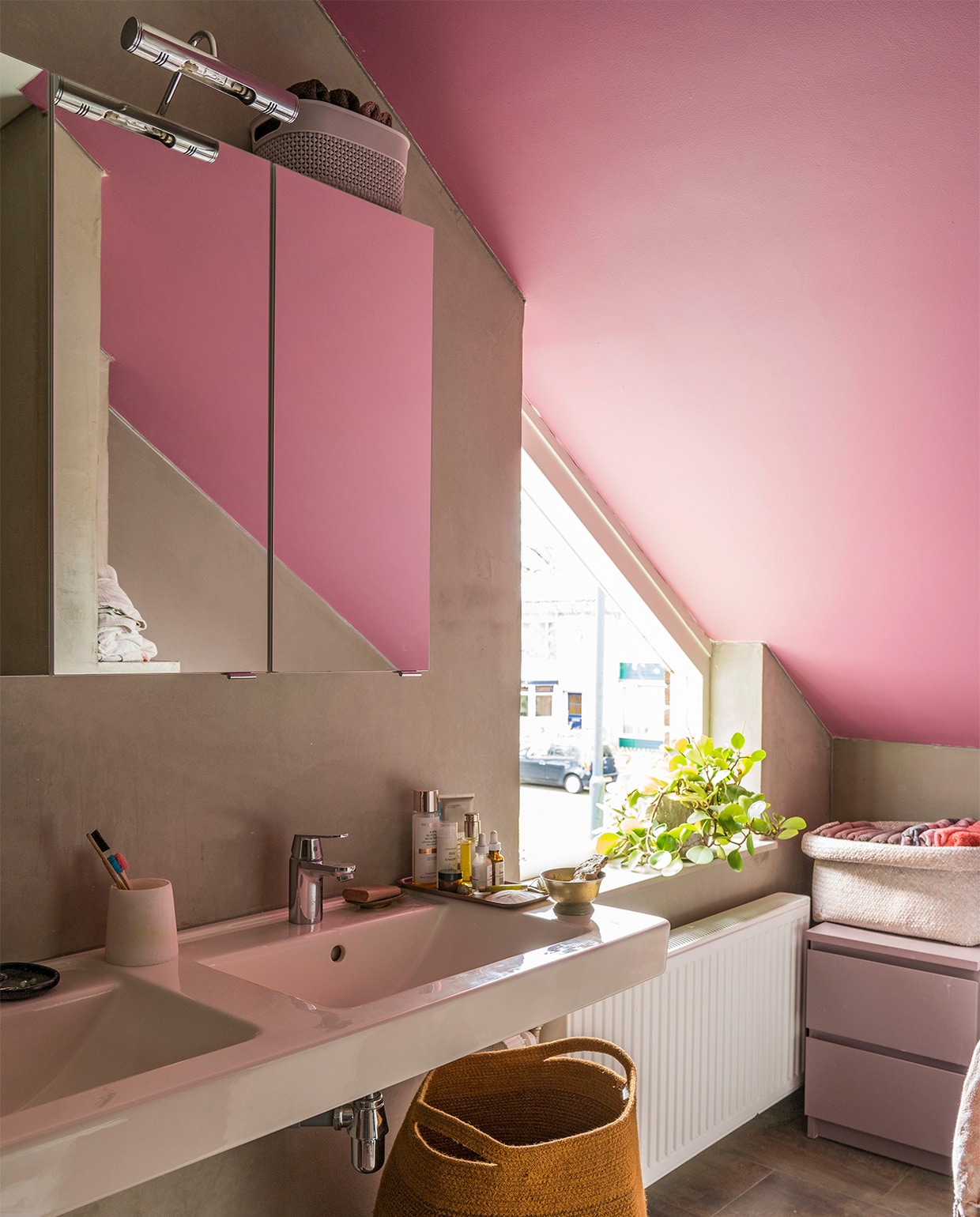Verfkleur plafond Rangwali van Farrow &amp; Ball. Gele mand Zara Home. Wastafels Villeroy &amp; Boch. Spiegelkast Nijhof. Ladenkast Ikea. Mand herkomst onbekend.