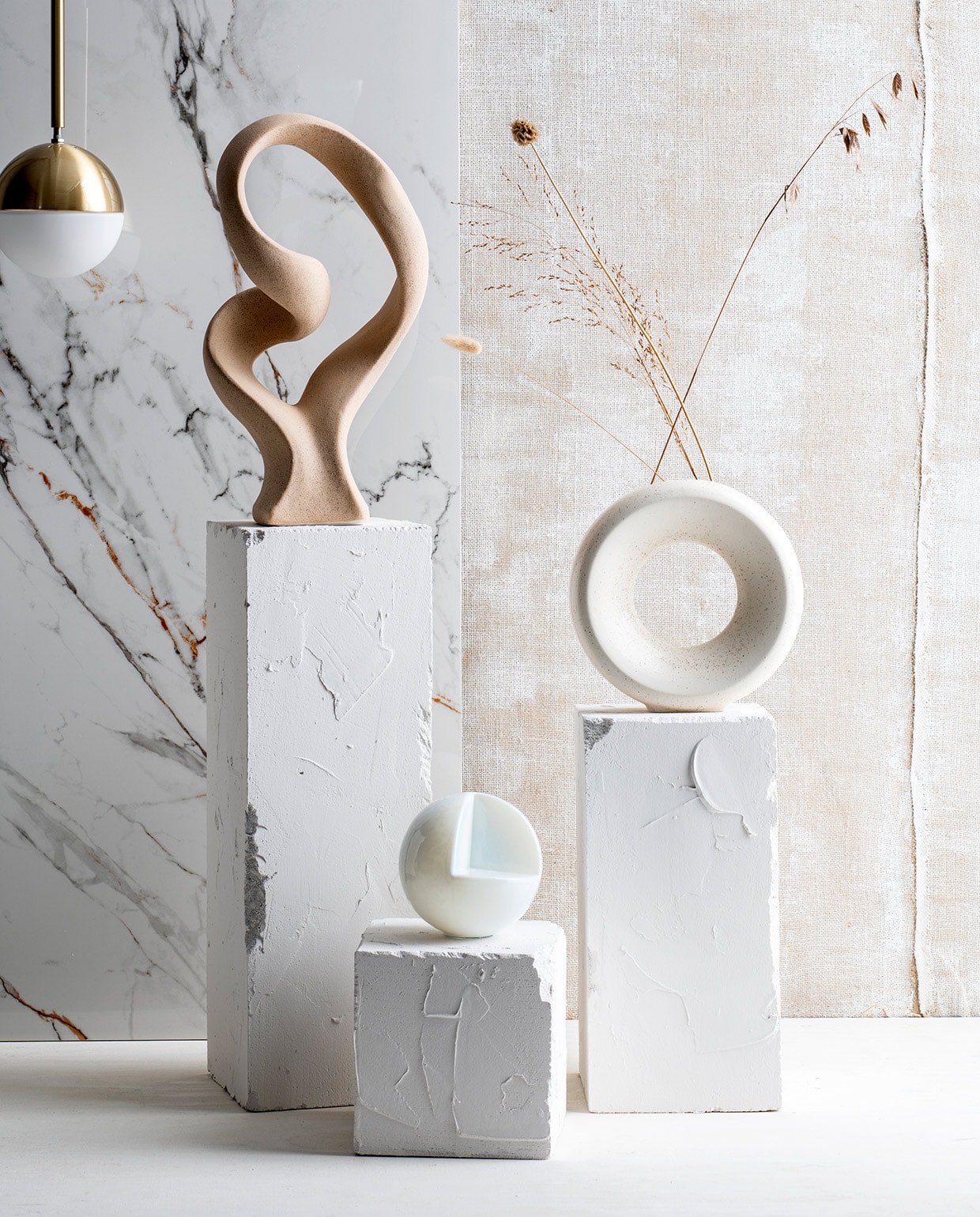 Beeld Stoneware, design bol ornament, witte vaas keramiek spikkel rond hkliving (shop.vtwonen.nl). Marmerplaat Verona (tegelsinhuis.nl). Overig privébezit.