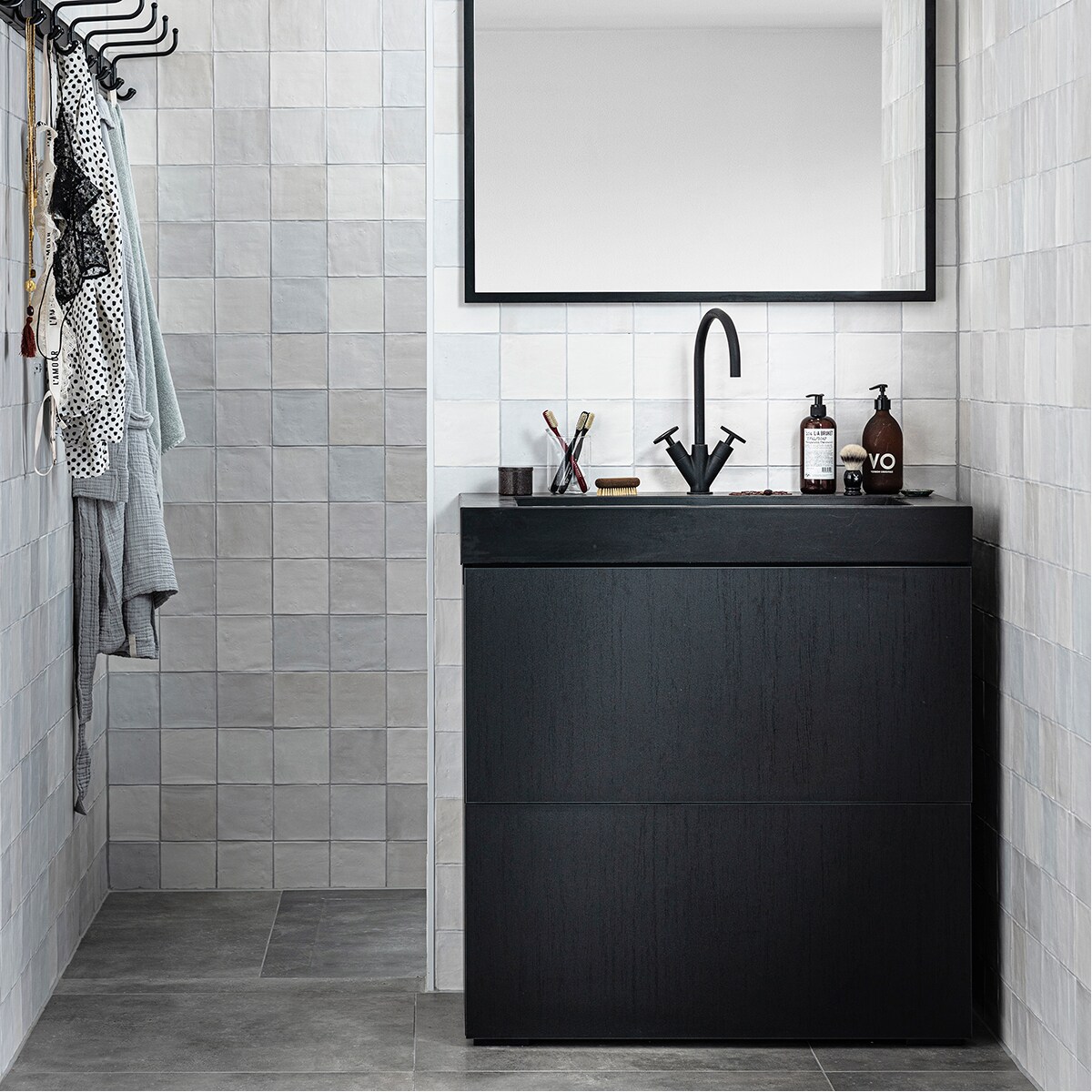 Spiegel Goodmorning met lijst in kleur Black,90×60 cm € 169,- (ook in kleur Oak), lamp voor spiegelin kleur Black, per stuk € 96,-, onderbouwkast Cubevan eikenfineer in kleur Oak Black, 2 lades,84x90x43,5 cm (hxbxd) € 739,- (ook in kleur Oak),wastafel Tank met 1 kraangat, 90x46x10 cm (bxdxh),in kleur Concrete Black € 969,- (ook in kleur Concreteen White en in diverse formaten), tweegreepswastafelkraan Flame in kleur Charcoal € 612,- (ookin kleuren Black Steel, Bronze, Brushed en Chrome),wandtegel Craft in kleur Egg White mat, 12,5×12,5 cmper m² € 69,70, vloertegel Mold in kleur Grit, 90×90 cmper m² € 70,50.