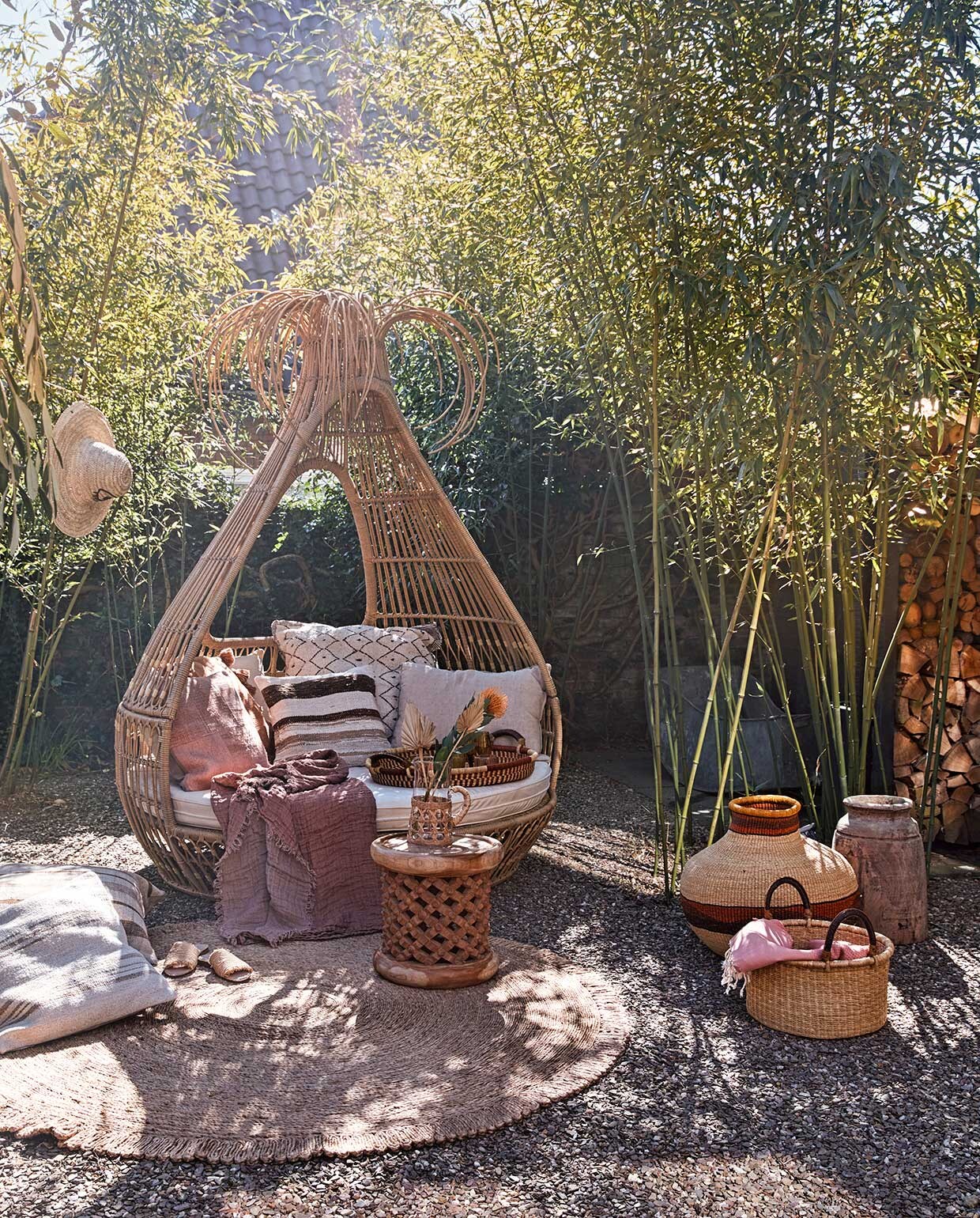 Artie dagbed Bongo, 172x170x218 cm (lxdxh) inclusief matras en kussens (fonteyn.nl). Ronde bijzettafel Bamileke, Ø 40 cm, mand met hengsels, linnen plaid met franjes, platte mand als dienblad, mand in kruikvorm, hoed, klein gestreept berber kussen, 50×50 cm, grote gestreepte kussens, 75×75 cm (couleurlocale.eu). Oranje kussen met kwasten, 65×65 cm, rond jute vloerkleed van Madam Stoltz Ø 180 cm (deens.nl). Karaf met riet (nordal.eu). Naturel linnen kussen, 50×70 cm (vtwonen.nl). Overig privébezit.