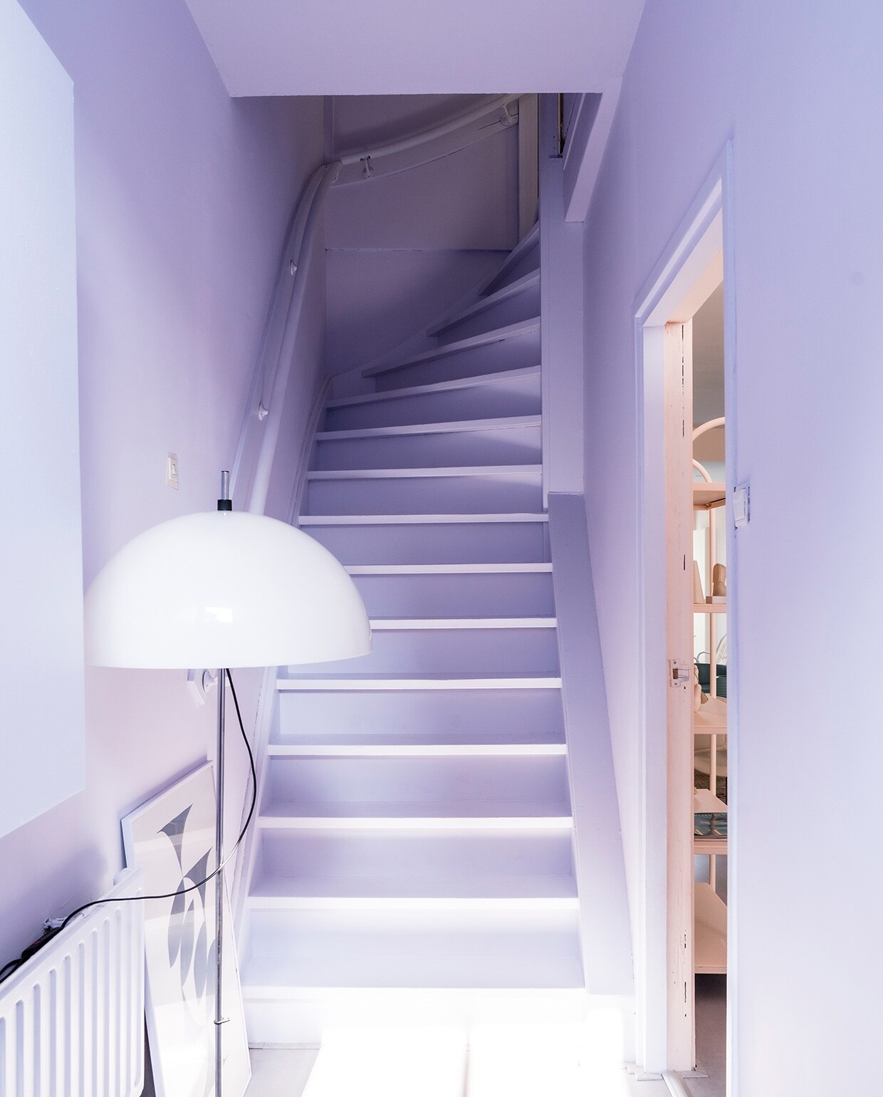 De hal is geschilderd in , kleur IG PS 1227 van Karwei, aangelengd met witte verf.