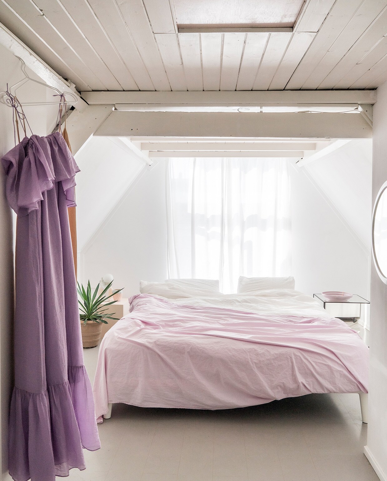 Roze laken als sprei Damai. Dekbedovertrek Crisp Sheets. Houten kubus links door timmerman gemaakt. Roze vaasje meegenomen uit Palm Springs. Spiegelkubus rechts Marktplaats. Schaal HKliving.