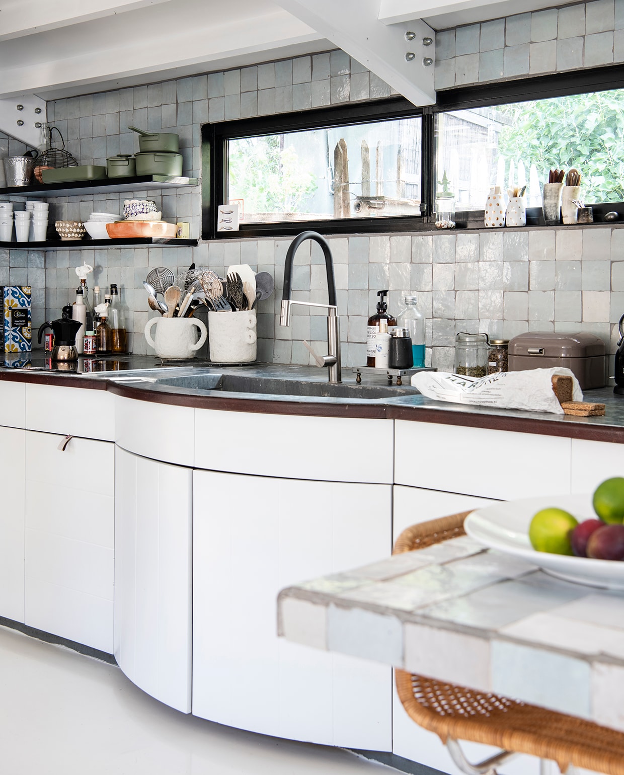 De keuken was al aanwezig, tegels Household Hardware, witte kannen met bestek Serax, grijze broodbox Wesco. In de vensterbank vaasjes met gouden stippen &amp;K, ernaast koeienhoornpotjes uit Bali met erin oude lepeltjes en vorkjes van Babettes oma. Rieten barstoel Rohe Noordwolde, fruitschaal brocante.