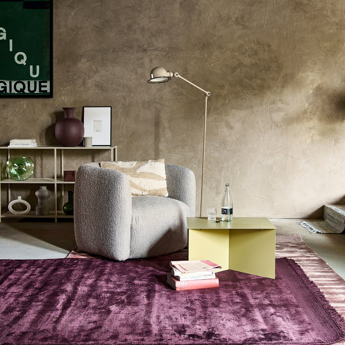 Roze vloerkleed Blink van Zuiver, 300×200 cm € 522,-, vloerkleed Valence van Linie Design in kleur Plum, 300×200 cm € 570,99, fauteuil Groove van By Fonq € 599,-, beige sidetable Latte van By Fonq € 219,-, bruine vaas Roman van Pols Potten, uit set van 3 € 235,-, ovale kandelaar van PT € 43,50 (vtwonen.nl). Metalen tafel Rectangular in kleur Olive, 60x45x35 cm (bxdxh) € 299,-, groene glazen vaas Circle, 24,5x8x25 cm (bxdxh) € 37,95, kussen Fluffy in fauteuil, 55×35 cm (bxh) € 49,95 (hkliving.nl). Roze en lichtgrijze vloerkleden Chindi van Bungalow, 60×90 cm per stuk € 15,- (deens.nl). Artwork Love and magique in houten lijst, A3 € 75,- (hotelmagique.com). Porseleinen opbergbox Bon van Ferm Living, large € 25,-, glas van Ferm Living, uit een set van 4 € 39,- (littledreamers.nl). Hoge papier-maché vaas Harire van BePureHome op onderste plank € 49,95 (basiclabel.nl). Vloerlamp Loft D1260 in kleur Khaki Ral7002 € 780,- (extravert.nl). Overig privébezit. 2022-04 | Styling Marlies Does | Fotografie Sjoerd Eickmans