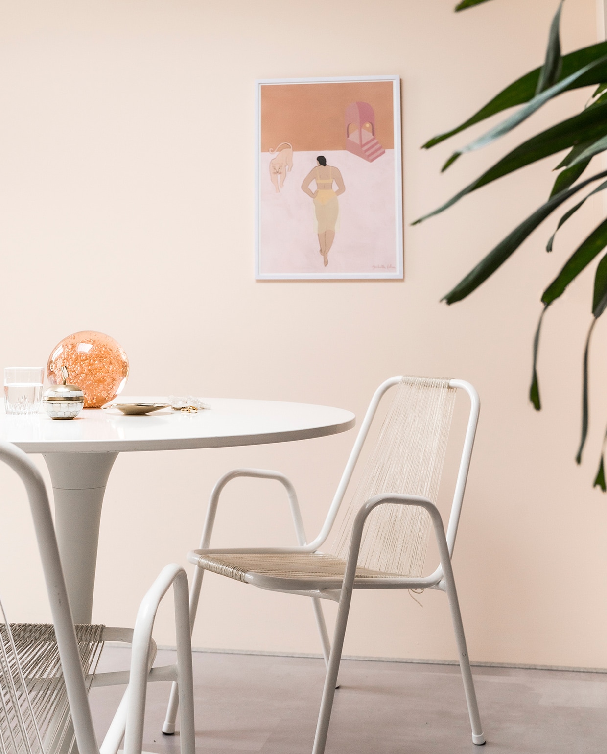 Eettafel Ikea. Italiaanse ijssalonstoelen Marktplaats, wit geverfd. Vintage presse papier Sprinkel + Hop. Kunstprint Isabelle Feliu via by-rogue.com.