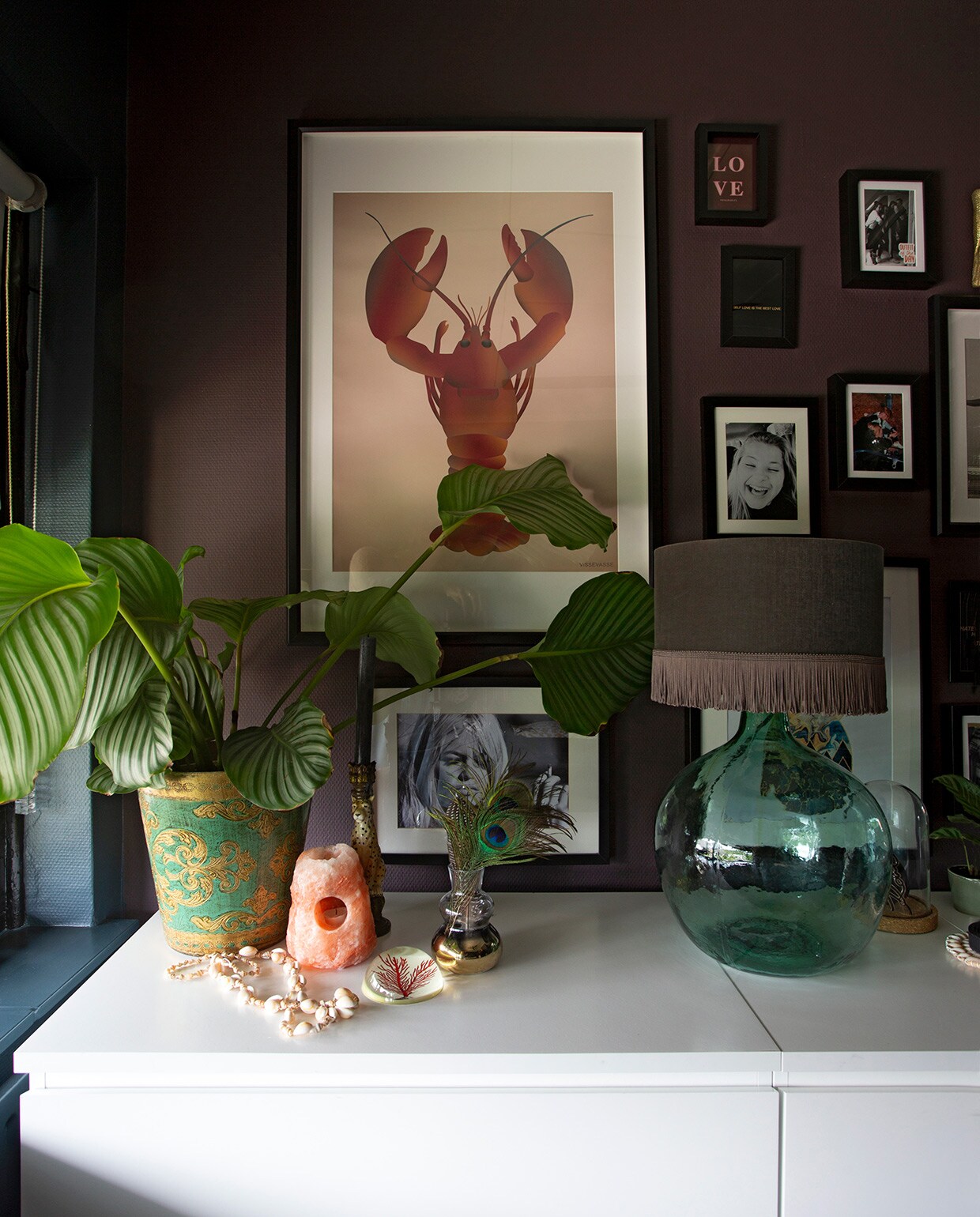 Muurverf Lood Histor. Witte ladekast Ikea. Plantenpot De StadsZolder. Zoutlamp kringloopwinkel. Gouden vaas H&amp;M Home. Fotolijsten Ikea. Print Vissevasse. Tafellamp Scotch Collectables. Print Brigit Bardot Printshop. Schelpenketting rommelmarkt.