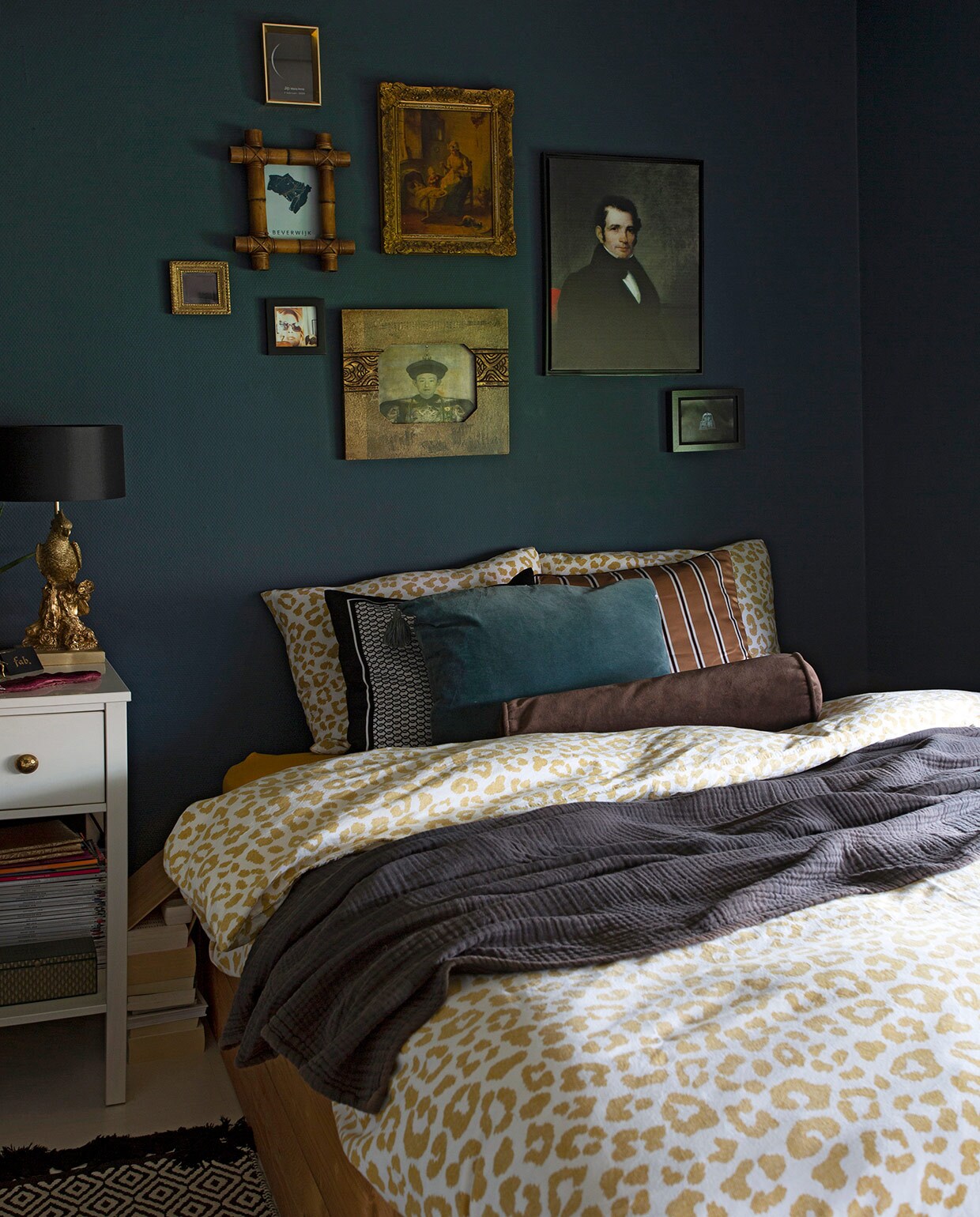 Muurverf Yippee Blue Histor. Vloer laminaat bouwmarkt. Vloerkleed H&amp;M Home. Lakens Leen Bakker. Kleed en kussens H&amp;M Home. Petrol kussen Sissy-Boy Homeland. Nachtlampje Xenos. Lijsten muur v.l.n.r.: Maanstand geboorte Jip in fotolijst Karwei. Brocante schilderijlijst erfstuk overgrootmoeder Jip. Print Karwei. Bamboe fotolijst antiekmarkt. Kleine schilderijen kringloopwinkel. Chinees schilderij V&amp;D. Geweven doek pudding Ursula van de Bunte.