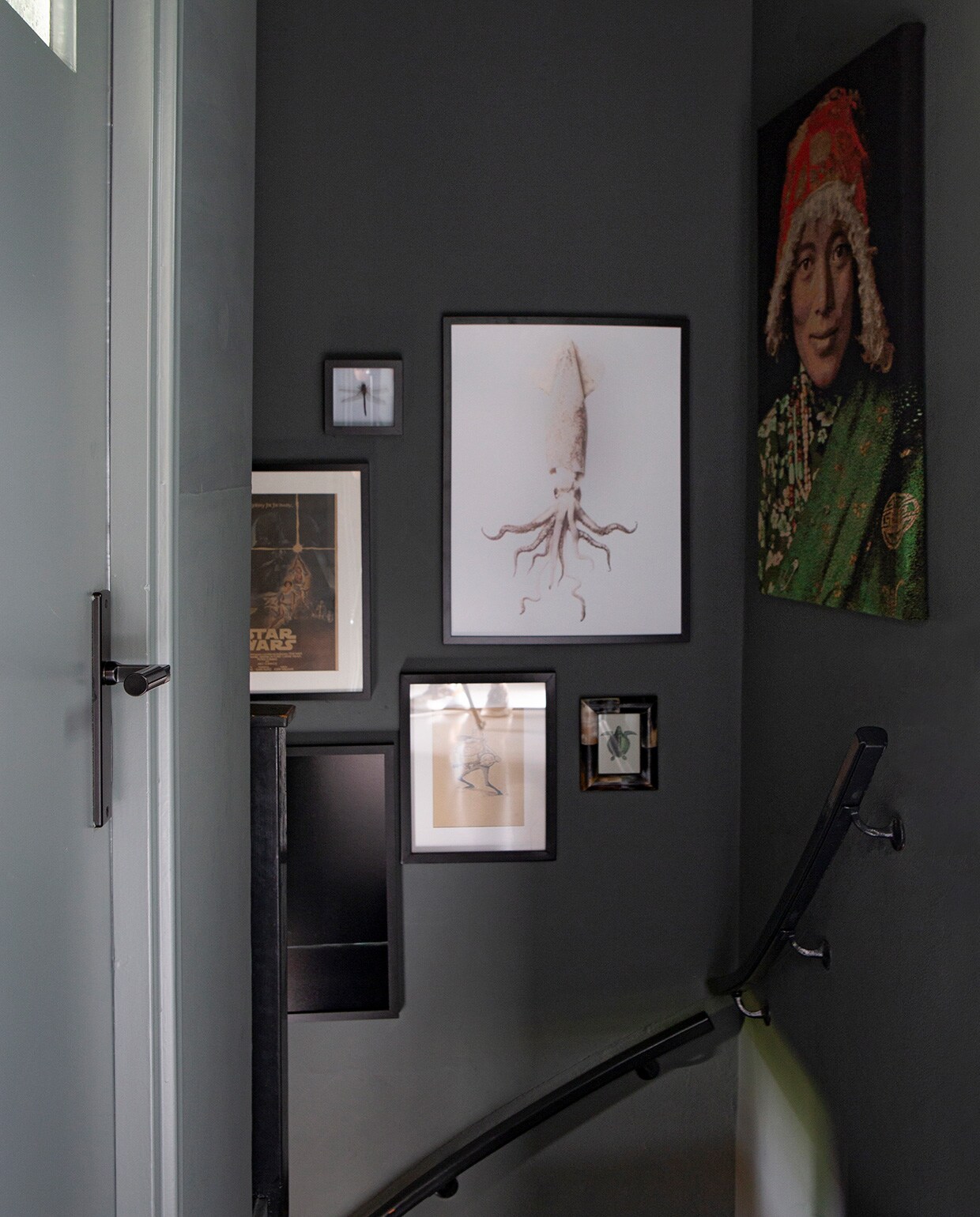 Muurverf gobi-grijs Perfection via Praxis. Verf trapleuning Raaf Histor. Print Star Wars Etsy. Opgezette libel gevonden in tuin. Foto inktvis Ursula van de Bunte. Print schildpad ansichtkaart. Geweven doek foto Steve McCurry via Maaike Verdurmen.
