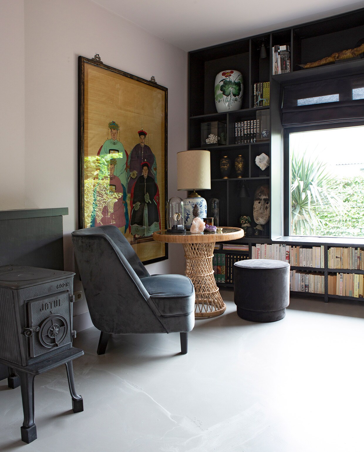 Muurverf Compromis Histor. Jotul kachel, antiek portret, voet tafellamp Marktplaats. Fauteuil Rofra Home. Poef Karwei. Rotan tafel HKliving. Lampenkap Maison Manon. Stolp Loods 5. Rozenkwarts gekregen. Amethist Stone World. Geurkaars Zara Home. Boekenkast zelfgemaakt. Verf boekenkast Raaf Histor. Vaas gekocht in eetcafé. Koraal IJ-hallen. Stolp H&amp;M Home. Vazen kofferbakmarkt. Bergkristal op voet Stone World. Masker Ibiza Outdoor. Gordijnen Harry’s Stoffen. Krokodil De StadsZolder.