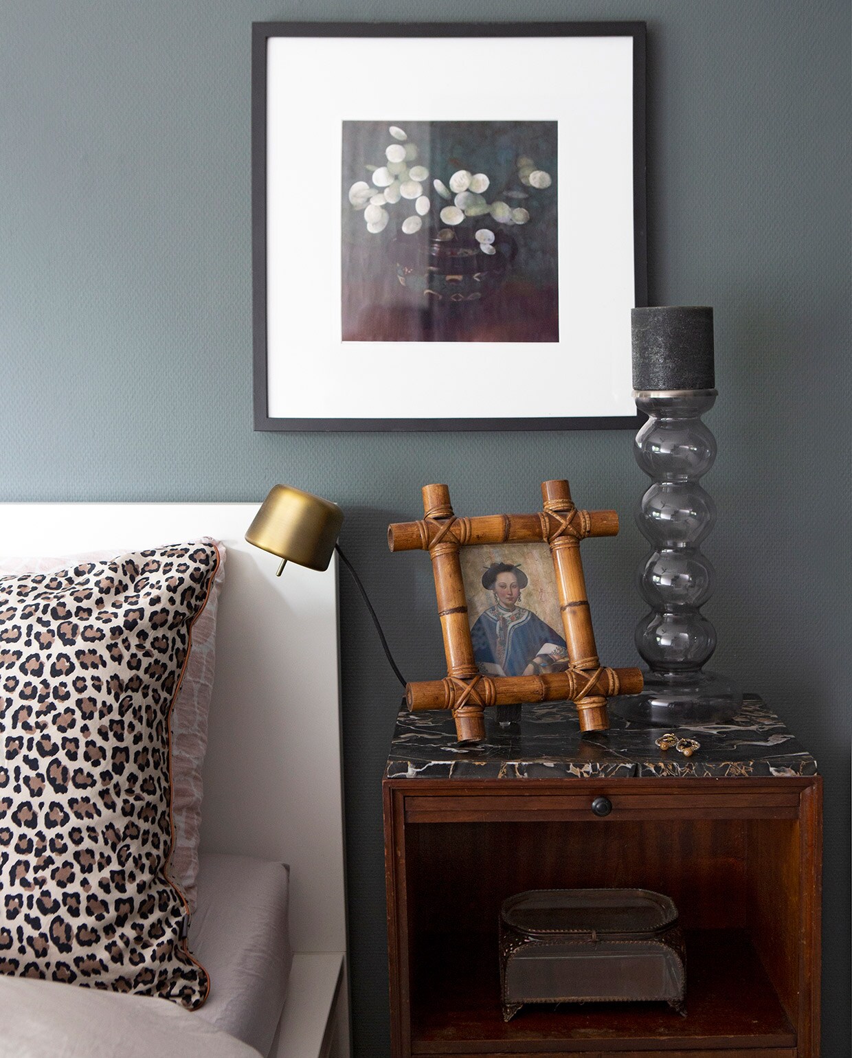 Leopard kussen Essenza Home. Nachtlamp, fotolijst, glazen kandelaar Ikea. Bamboe fotolijst antiekmarkt. Nachtkastje kringloopwinkel.