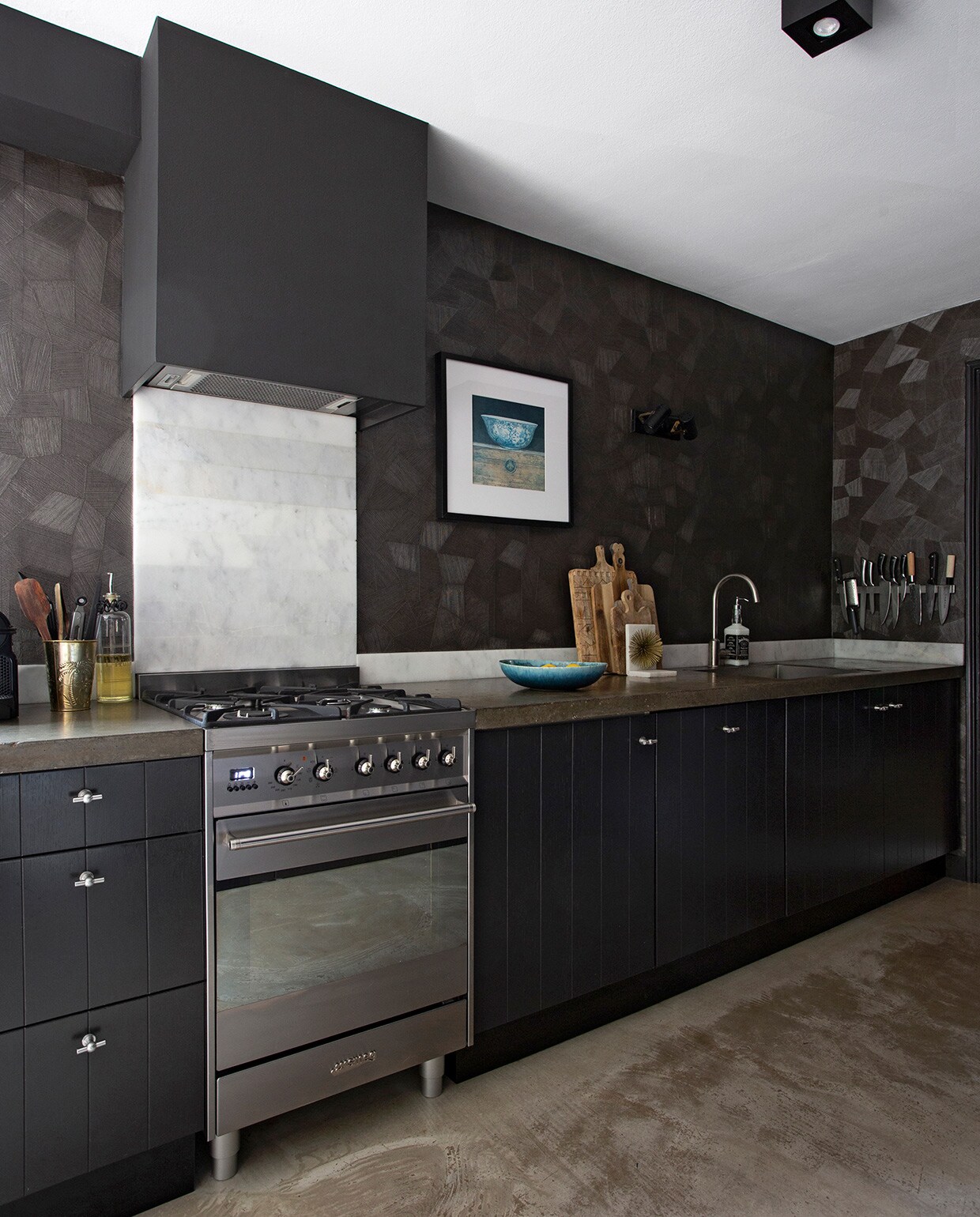 Behang Focus Arte. Plafondspot Karwei. Keuken showroom-model. Oven Smeg. Marmeren plaat Wood and Stones. Fotolijst Ikea. Gouden beker, zeeppomp Loods 5. Schaal H&amp;M Home. Snij- planken Hema, Loods 5, Dille &amp; Kamille. Boekensteun Homestock.