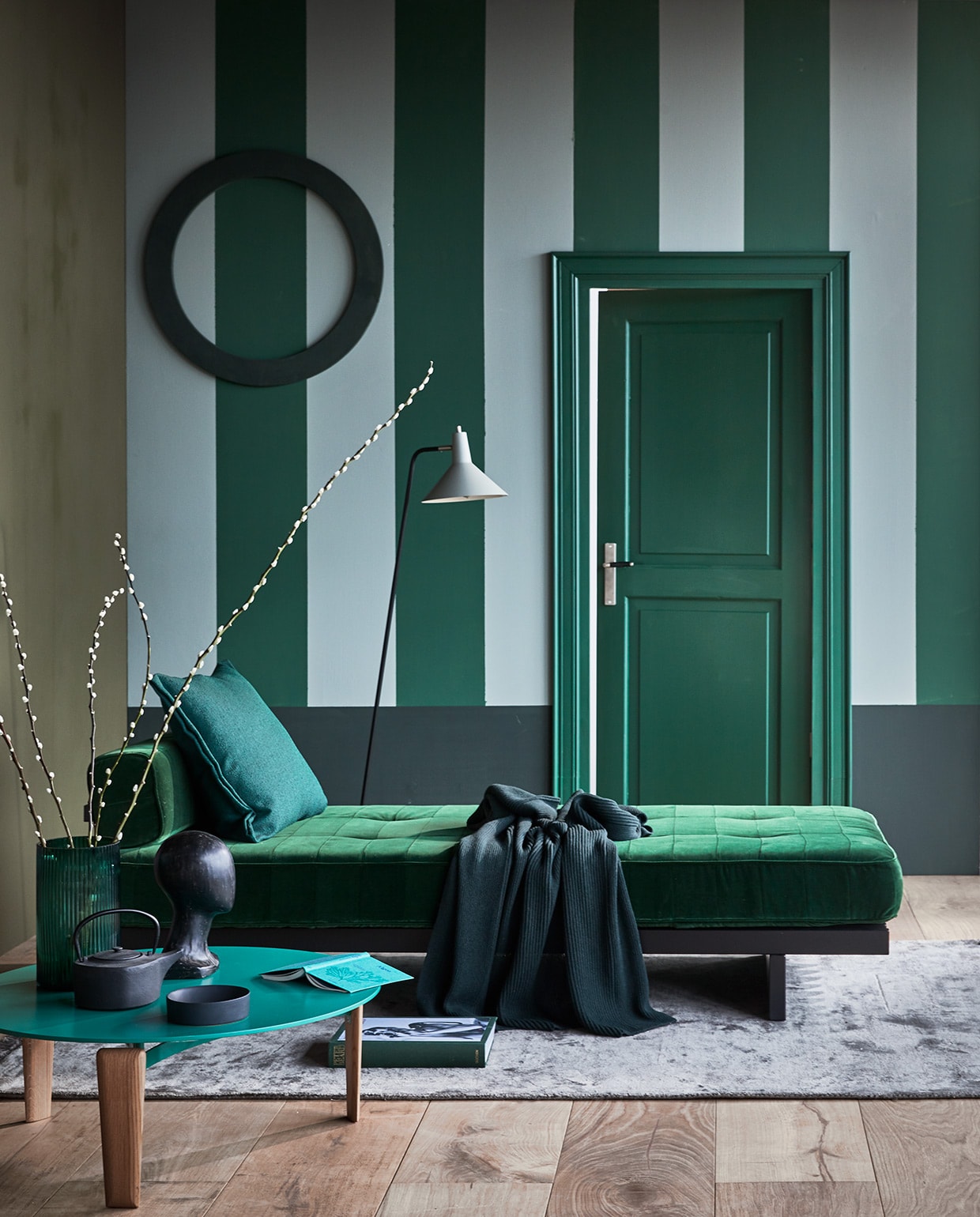 Muurverf wand links Camouflage, gestreepte wand Moss en Soap, lambrisering Bottle, op deur lakverf Moss. M.m.v. covanderhorst.nl (daybed van de Sede, salontafel van Arflex), design020.nl (plaid van Muuto), goeds.nl (vloerlamp), nordal.eu (object hoofd, theepot, vloerkleed), festamsterdam.com (schaal), hm.com (vaas), vtwonen.nl (kussen van Hay).