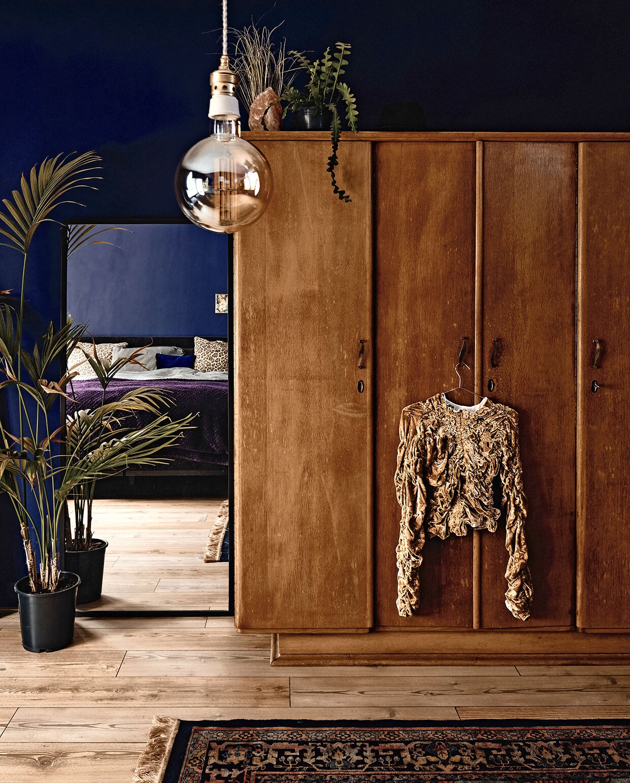 Muurverf Wereldbol van Gamma. Kast gemaakt door opa. Vloer Kwantum. Vloerkleed Loods 5. Bed Swiss Sense. Zoutkristal, paarse sprei en grijs beddengoed onbekend. Blauw kussen de Bijenkorf. Panterkussen Zara Home. Hanglamp hing er al. Gouden top Acne. Spiegel Ikea.