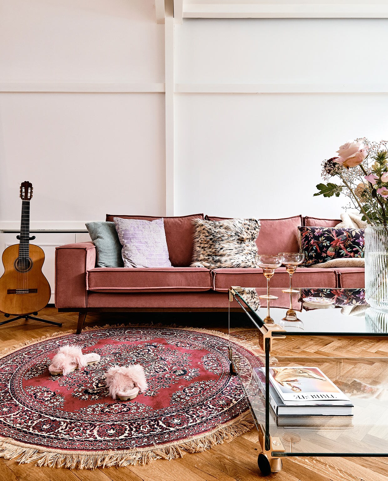 Wandkasten gemaakt door vader. Bank gekregen decorstuk van fotoshoot. Vloerkleed en kussens op bank Loods 5. Glazen salontafel Dig&amp;Dust Vintage. Champagneglazen Homestock. Vaas Bloomon. Schaaltje op tafel Anthropologie. Slippers Uggs.
