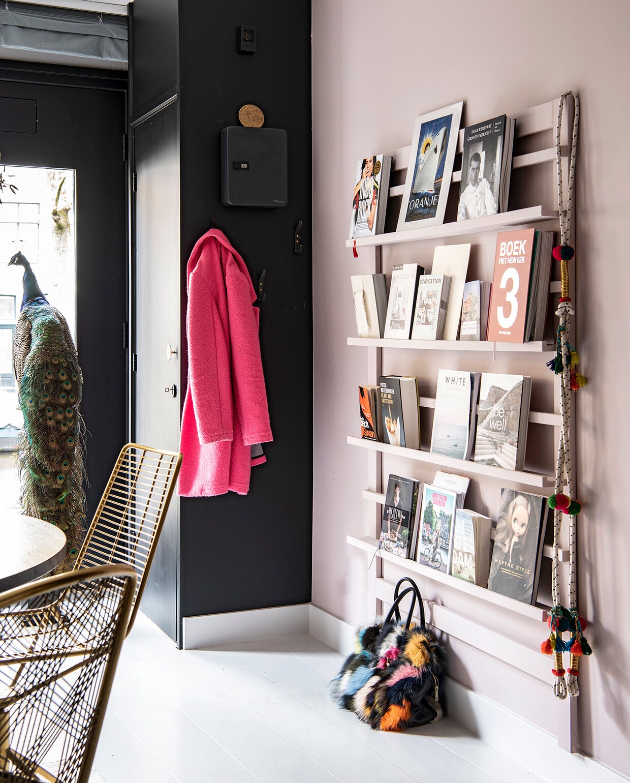 Boekenrek Loods 5. Krijtverf op de wand, Dubbelleven in de kleur Zoet.