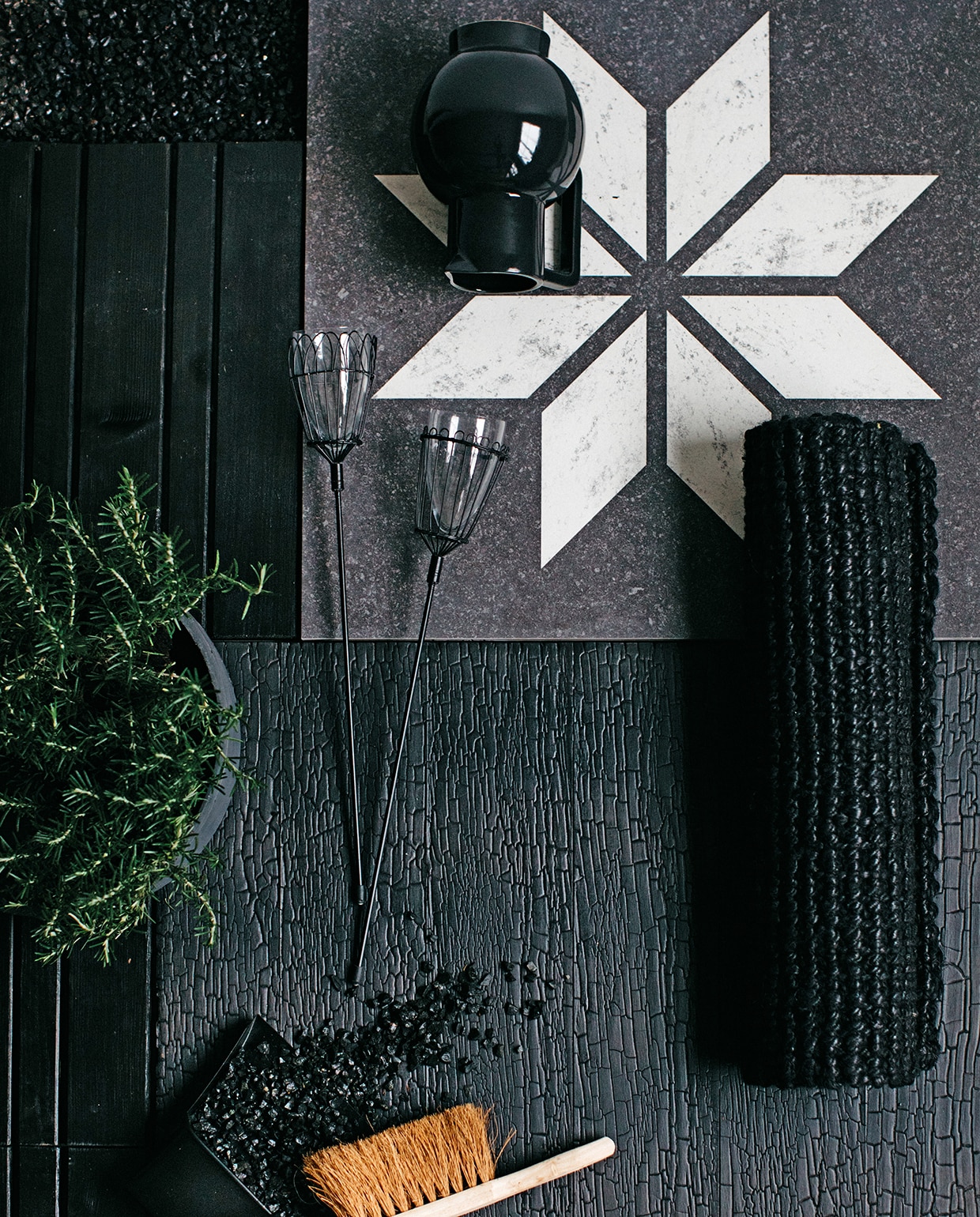 Basalt split, per 25 kg (hornbach.nl). Tegel met stermotief Solostone Belgian Stone Star White, per m², 70x7x3,2 (vtwonen.nl). Zwart gebeitste houten vlonders (praxis.nl). Zwarte beits van Cetabever (karwei.nl). Marugame paneel van gebrand Accoya hout (zwarthout.com). Zwarte karaf (hm.com). Stoklantaarns Kanpur, zwart handveegblik, zwarte sisal deurmat (loods.nl). Ronde antracietkleurige schaal (intratuin.nl).,