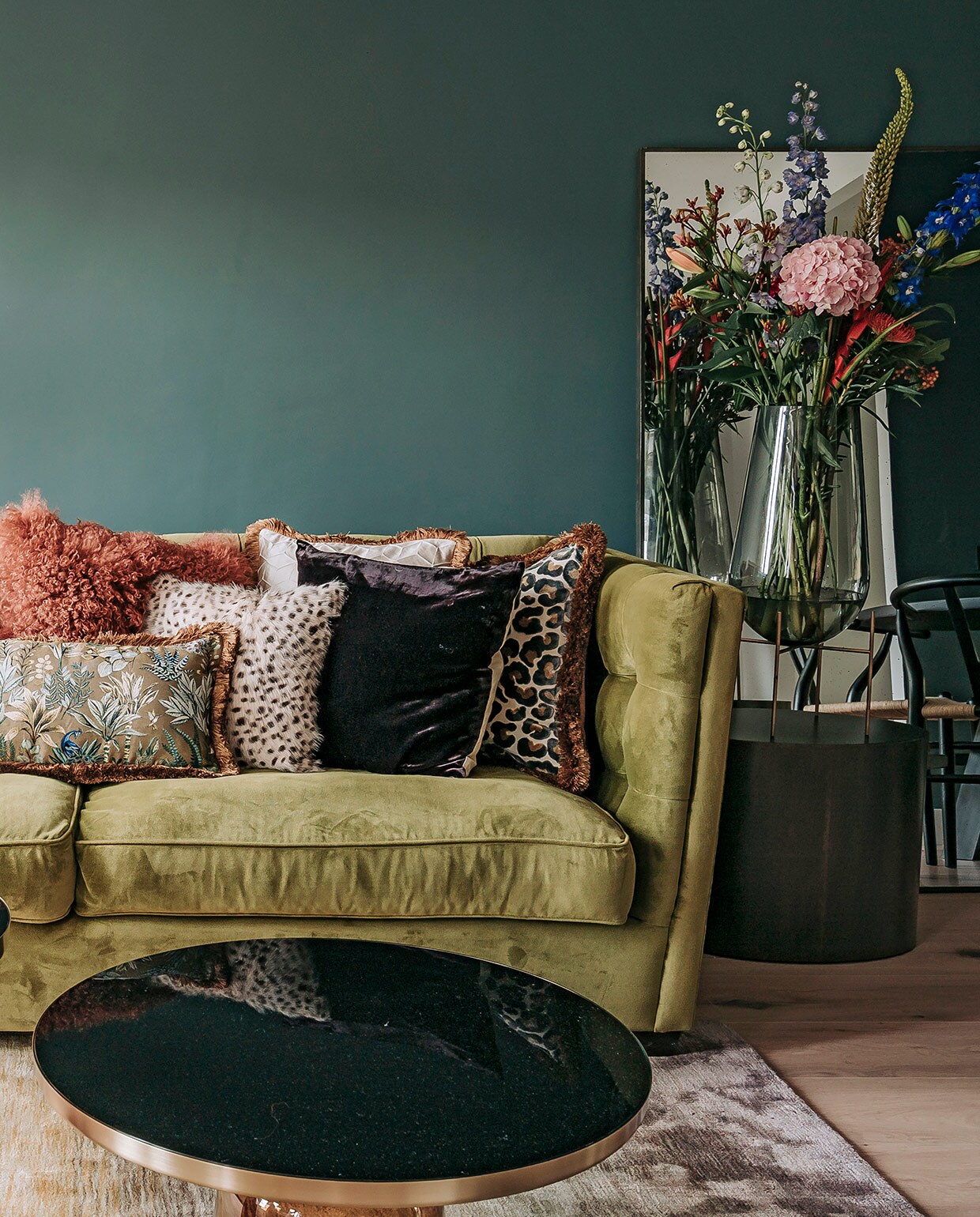 Muurverf Inchyra Blue van Farrow &amp; Ball. Bank Rofra Home. Bijzettafels Classicon.