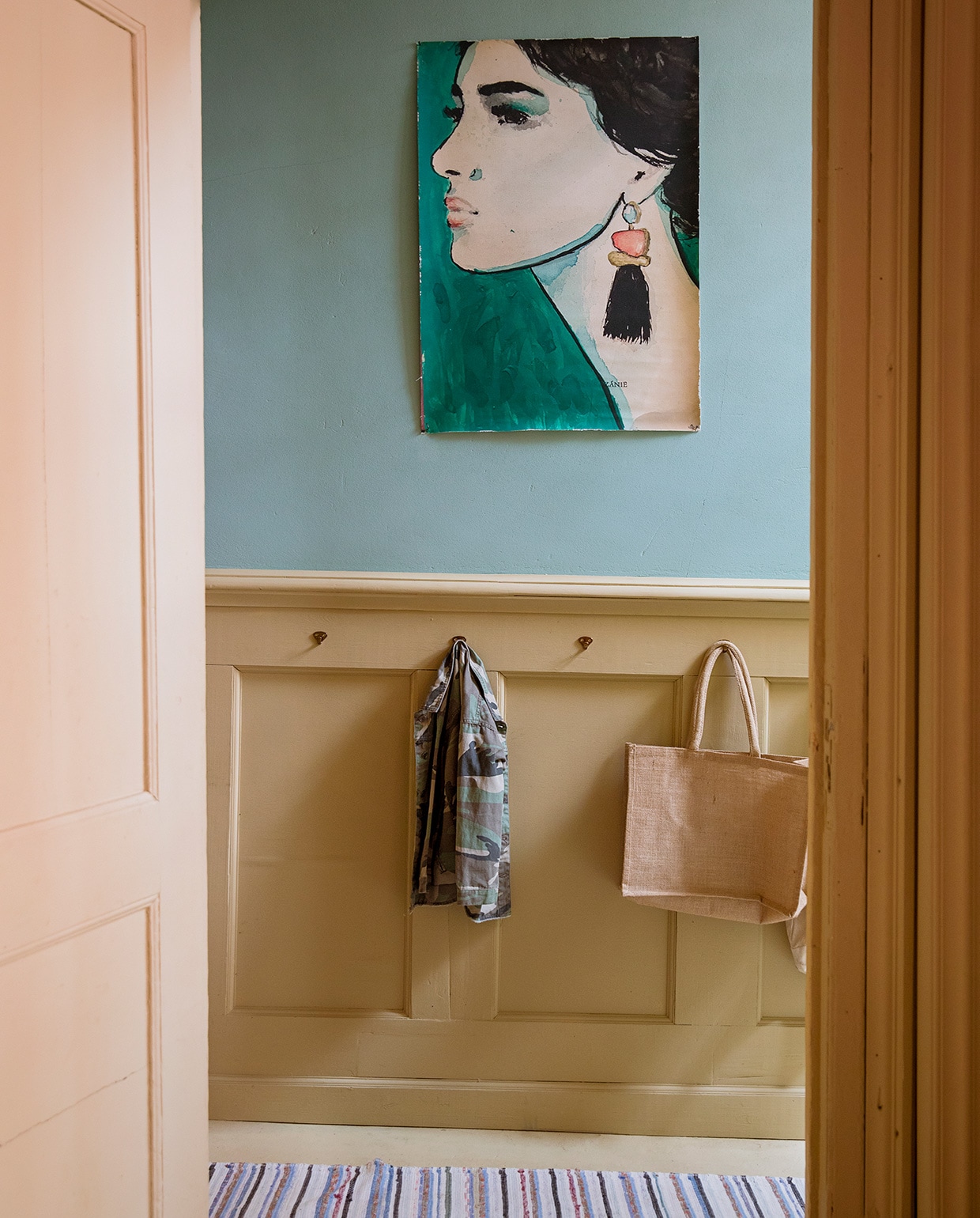 Verfkleur muur Celadon en houtwerk Bisquit van Painting The Past. Portret op doek Émeraude van Tinystories.