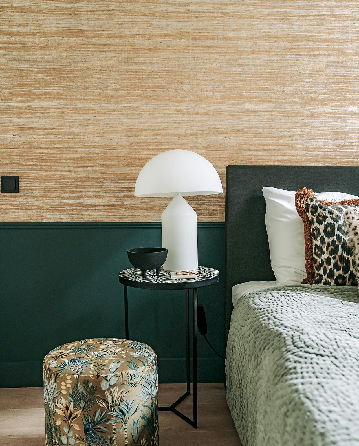 Witte lamp Oluce, bijzettafel Nox Studio Interiors