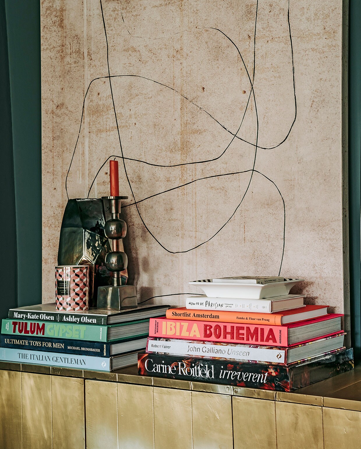 Boeken via  en Assouline. Kandelaar en vaas Nox Studio Interiors. Geurkaars H&amp;M Home. Schilderij en schaaltje Zara Home.