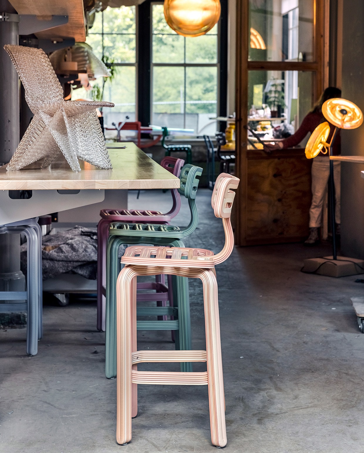 Chubby Chair van Dirk van der Kooij. Door het gespoten, tactiele effect oogt de Chubby Chair licht, maar dat is hij niet. ‘Een Chubby weegt tien kilo, dat is de binnenbekleding van één koelkast. Toevallig komt dat net zo uit.’