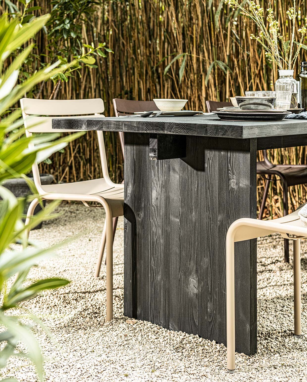 Stoelen Luxembourg van Fermob in kleuren Nutmeg en Russet (extravert.nl). Aluminium bank Outdoor Lounge Sofa olive, kussens Outdoor Lounge Sofa, brown, set van 2 rugkussens en 2 zitkussens, (hkliving.nl). Lichtgrijze schapenvacht Tibetan, 90×50 cm (nordal.eu). Rond kussen van Bloomingville, 45 cm (Ø), waterglazen Surface van Serax, set van 4 (vtwonen.nl). Theedoek beige/black stripes, rond brass dienblad, bestek Gorm mes, vork, lepel, grote zwarte kom Antique Black Dunes, soepborden Antique Black Dunes en Sand Dunes, dinerborden Antique Black Dunes en Sand Dunes, lunchborden Antique Black Dunes en Sand Dunes, kleine schalen Antique Black Dunes en Sand Dunes, kleine acaciahouten schaalt (iblaursen.nl). Overig privébezit.