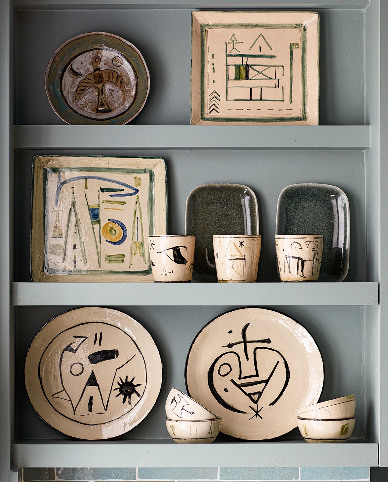 Verfkleur Amande SL05 van Ressource. Keramieken servies Catherine Magdelaine voor Galerie Peinture Fraîche. Overig herkomst onbekend.
