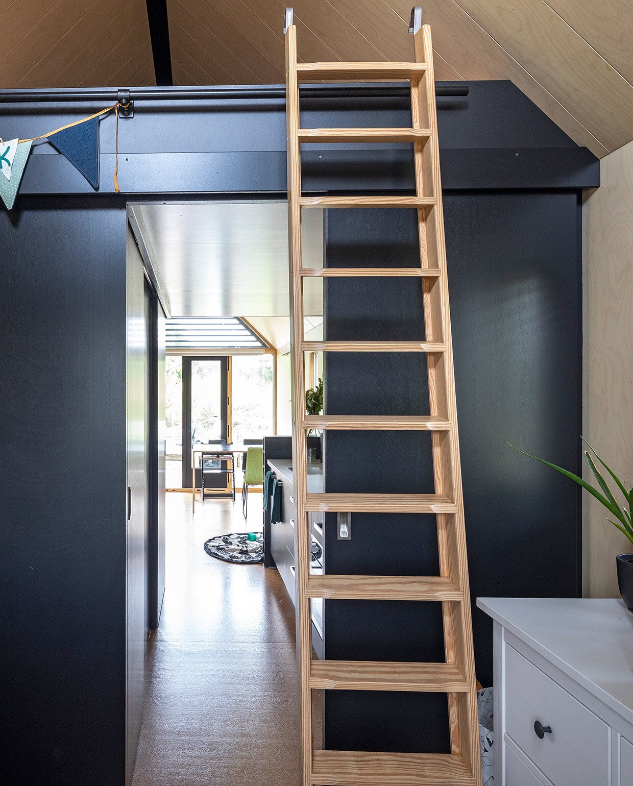 Zoon Vik heeft achter in de loft zijn eigen kamer; Menno en Rhona’s bed staat op de slaapvide boven hem. Ook in deze ruimte , is gedacht aan voldoende dichte kasten.