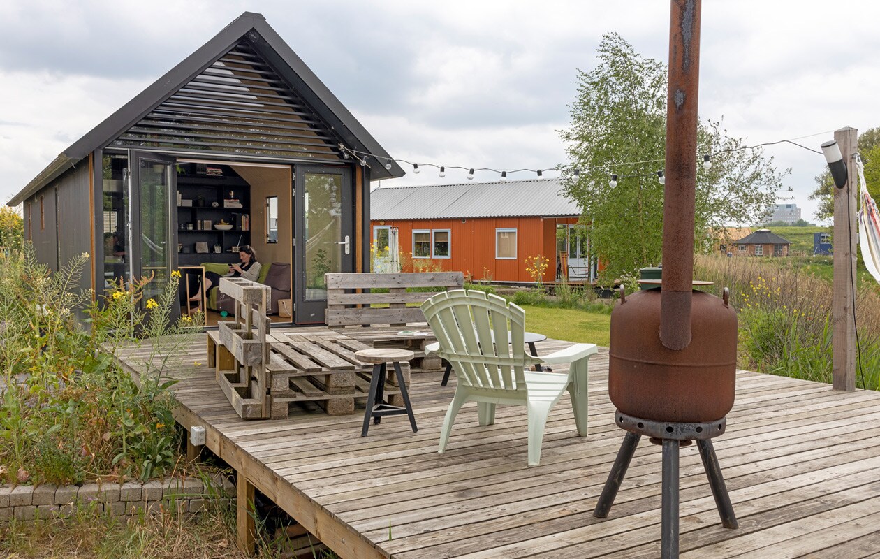 De vlonders van de festivaltuin zijn gemaakt van gerecyclede festivalvloeren. Bijzettafel Intratuin.