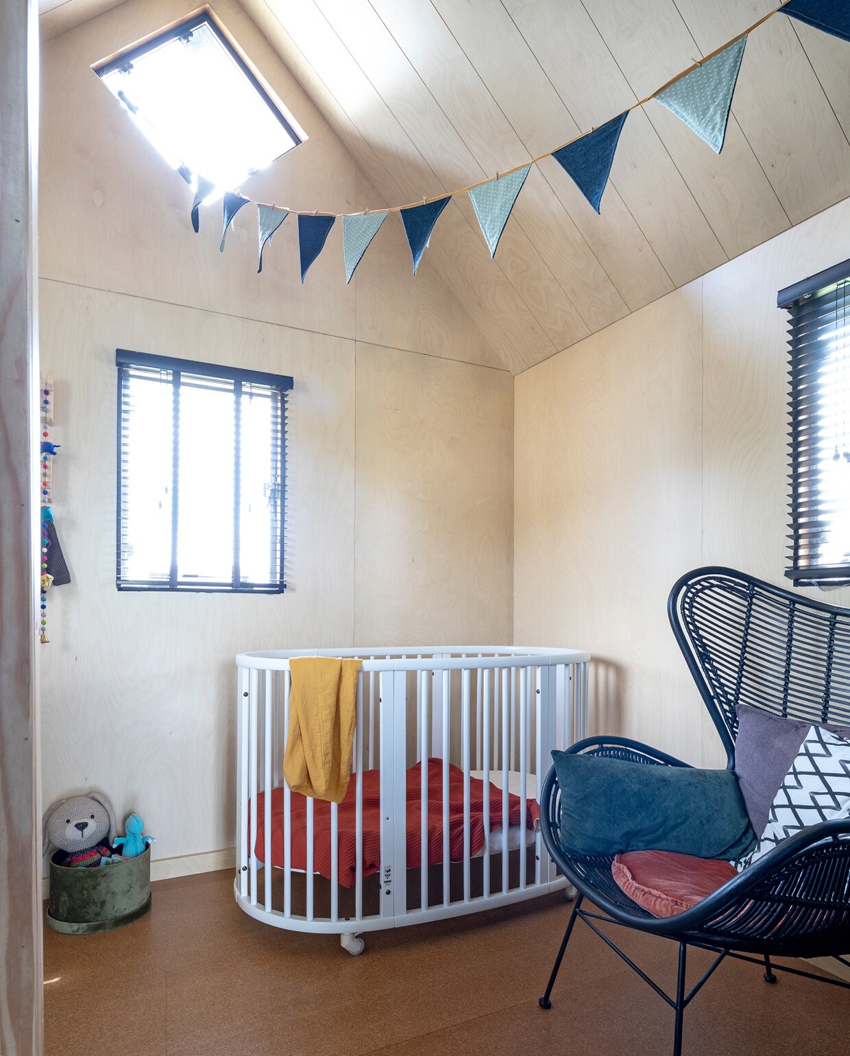 Zoon Vik heeft achterin zijn eigen kamer. Menno en Rhona’s bed staat op de slaapvide boven hem. Meegroeiledikant Sleepi Stokke. Loungestoel Outdoor Egg Chair, kussens HKliving.