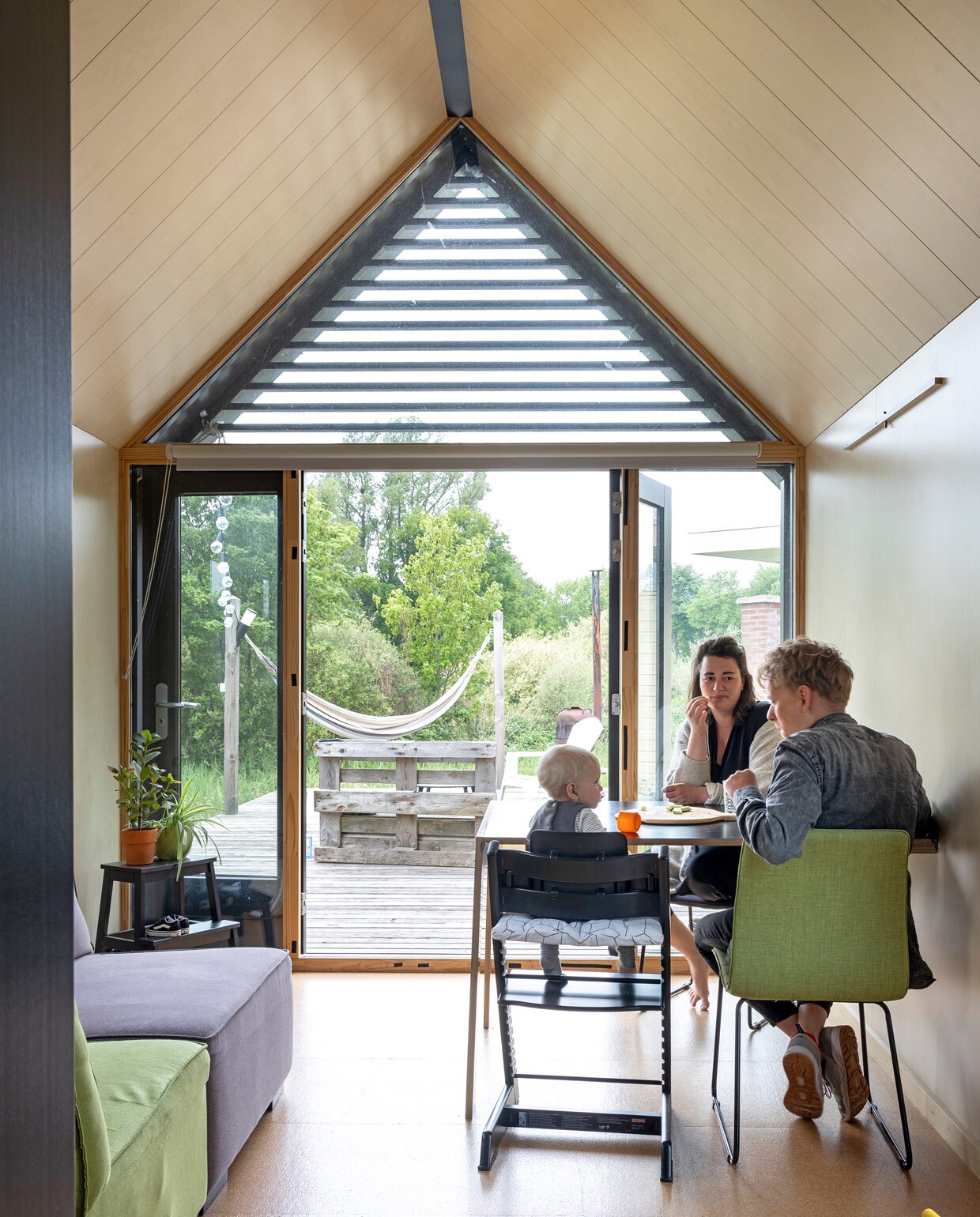 Bank en stoelen merk onbekend. Trapje Ikea. Kinderstoel Tripp Trapp Stokke. De opklaptafel zit standaard bij elke Tiny Loft.
