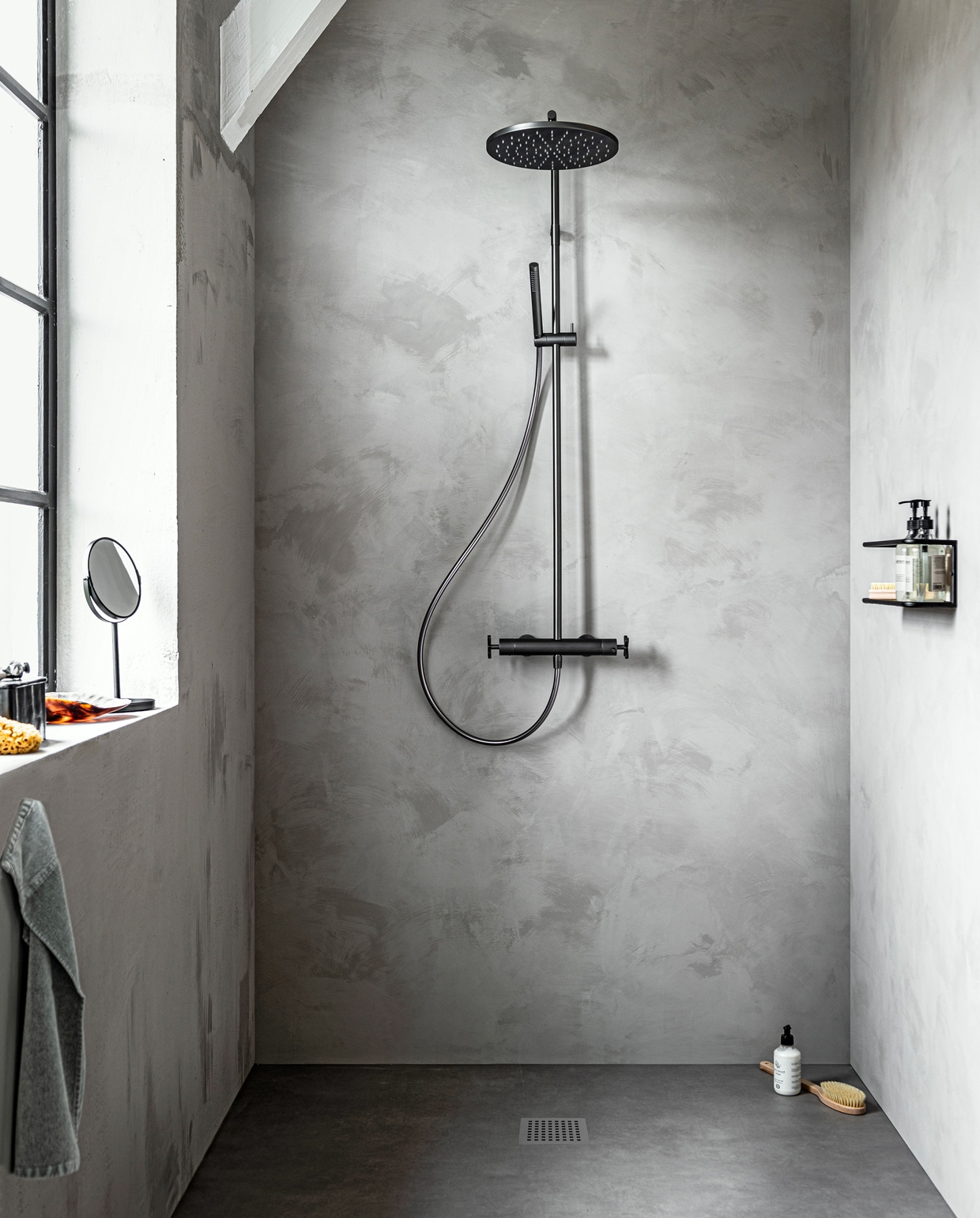 Thermostatische doucheset Cross met kruisgreep in Black Steel (vtwonen.nl)