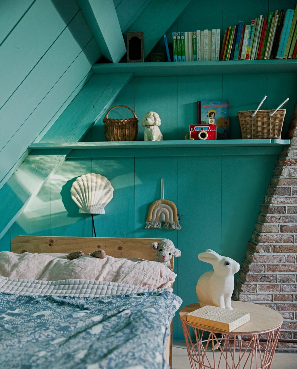 Muurverf Histor Geest van Histor, bed Piet Hein Eek, beddengoed Garbo &amp; Friends, bijzettafel Ferm Living, nachtlamp schelp Little Dreamers, konijnenlamp Heico. Wandhanger Etsy, spaarpot MaisonNL, Fisher-price camera van Roos geweest, mand met witte handvaten Olli Ella, mandje vintage, doosje Maileg, boek Vakantie van Blexbolex.