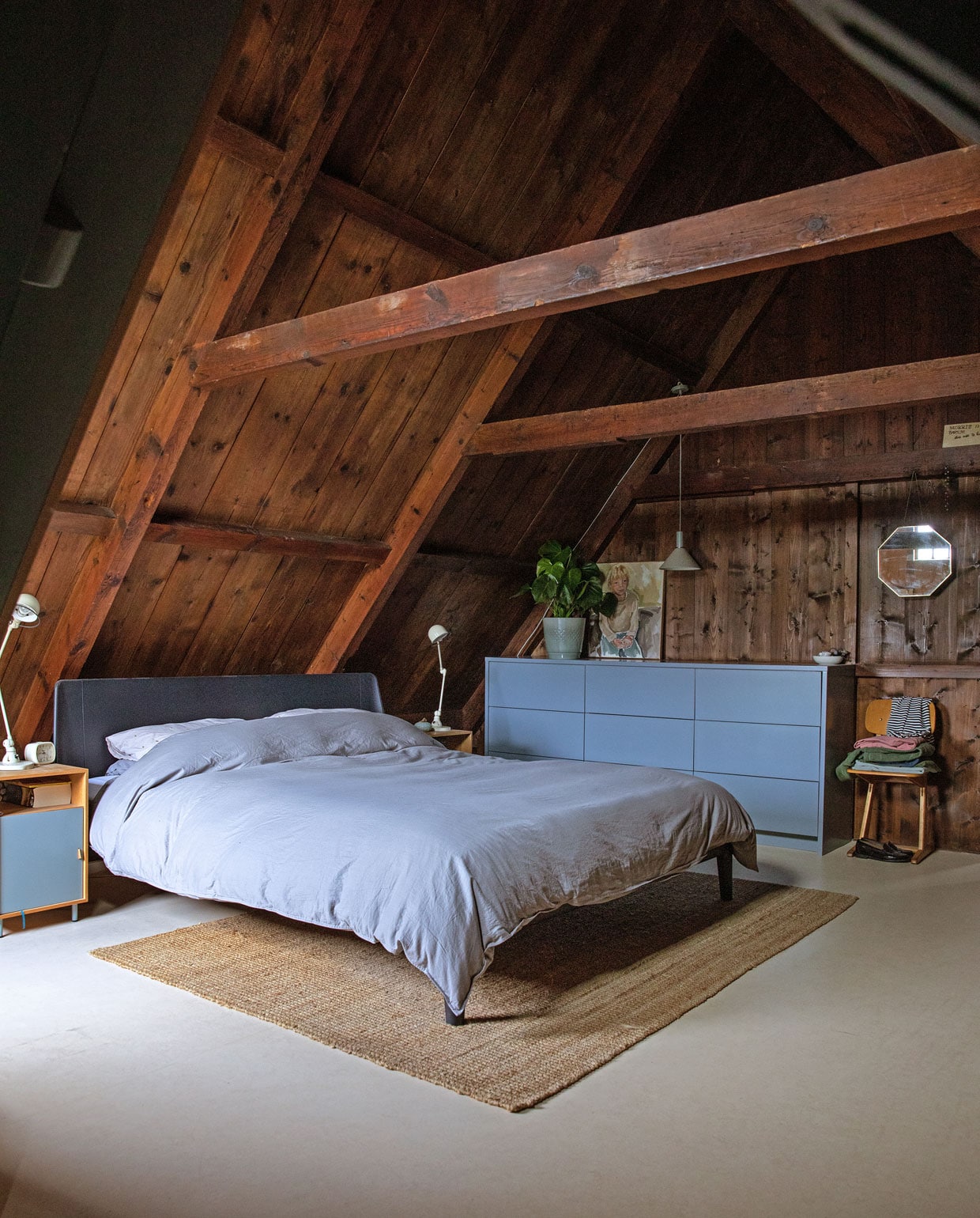 Marmoleum-vloer Forbo, vloerkleed Ikea. Bed Auping, beddengoed Little Dreamers. Nachtkastjes en hanglamp Ferm Living, bureaulampen Jieldé, wekker Hema. Blauwe kast op maat gemaakt, geschilderd in Denim Drift van Flexa. Schoolstoel vintage, pot herkomst onbekend, schilderij gemaakt door een kennis, spiegel Sissy-Boy.