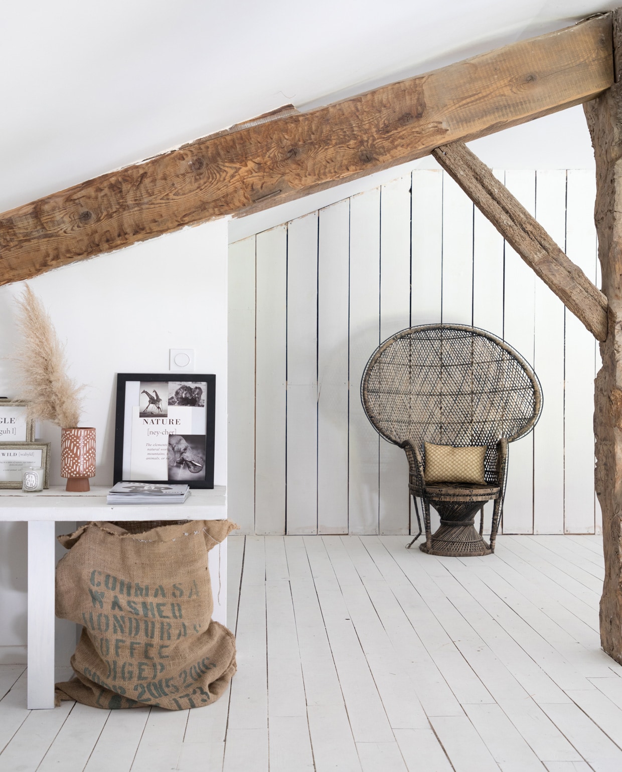 Bureau zelfgemaakt van houten plank, witte verf van Dulux Valentine, stoel Demeyere, lijsten Desenio, spiegel , La Redoute, rotanstoel Emmanuelle via een Franse Marktplaats. Overig herkomst onbekend.