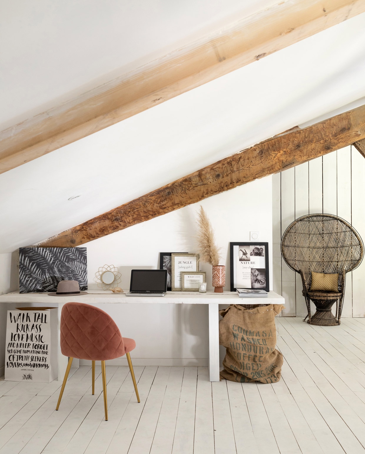 Bureau zelfgemaakt van houten plank, witte verf van Dulux Valentine, stoel Demeyere, lijsten Desenio, spiegel La Redoute, rotanstoel Emmanuelle via een Franse Marktplaats. Overig herkomst onbekend.